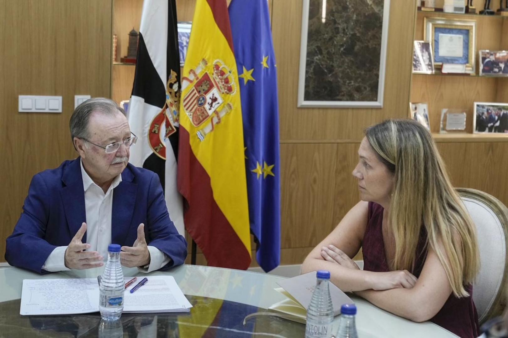 La vicesecretaria de Coordinación Sectorial del PP, Alma Ezcurra, conversa con el presidente de Ceuta, Juan Jesús Vivas