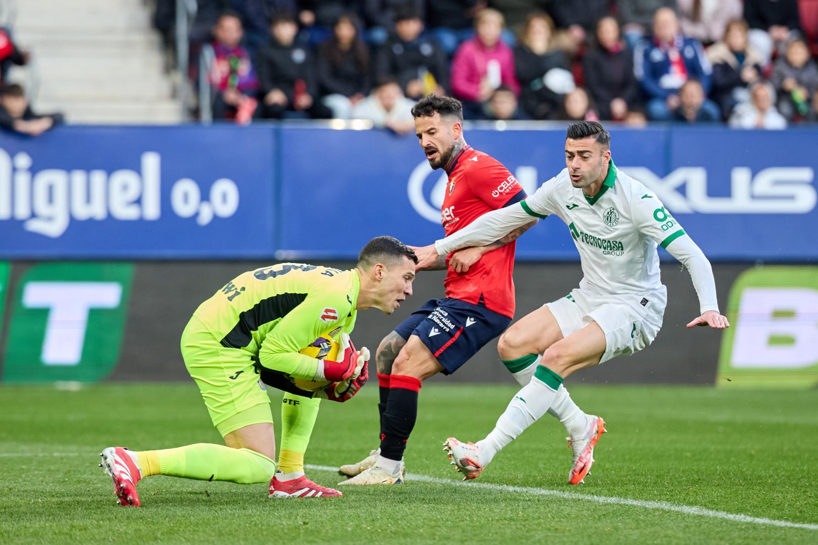Diego Rico cierra el espacio a Rubén García ante su portero David Soria en un Osasuna-Getafe en El Sadar