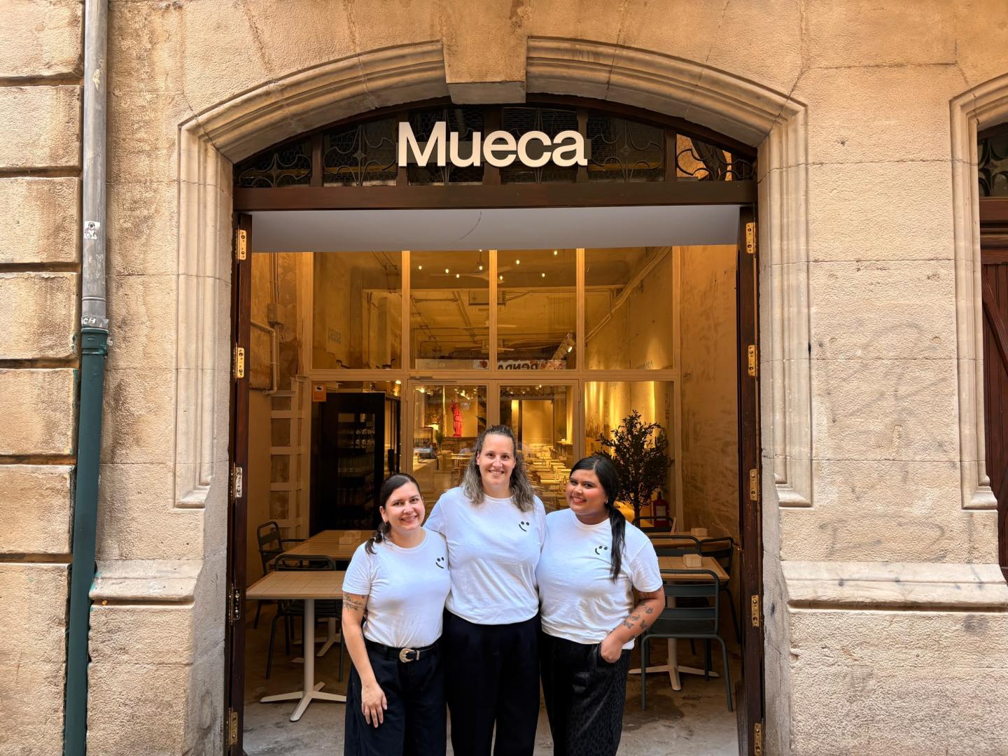 De izquierda a derecha, Juliana Rincón Betancur, María Iraola Jubera y Verónica Aguilar Saavedra, empleadas de Mueca, el nuevo establecimiento.