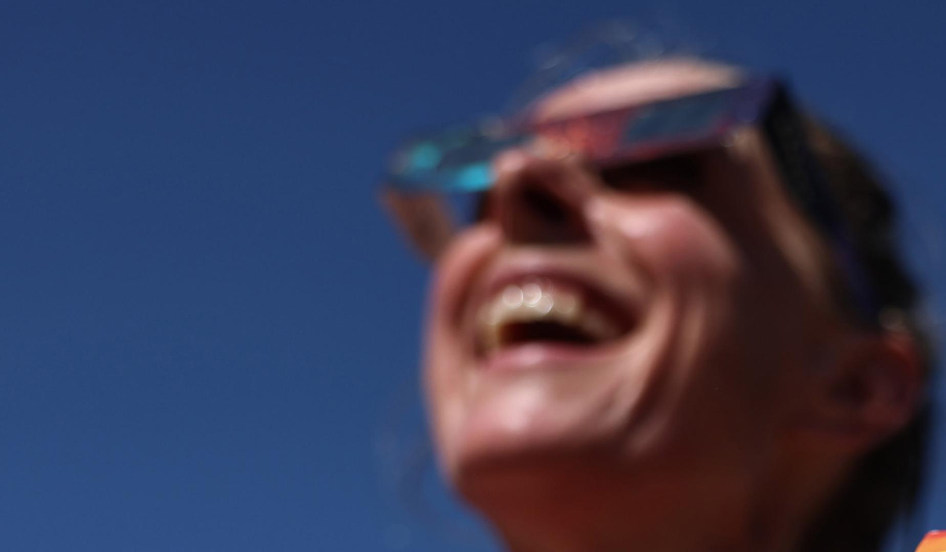 Una mujer, con unas gafas para ver el eclipse