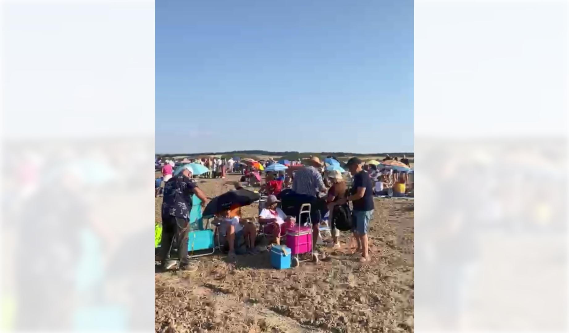 Los más previsores han acudido al lugar pertrechados de sombrillas, sillas de playa