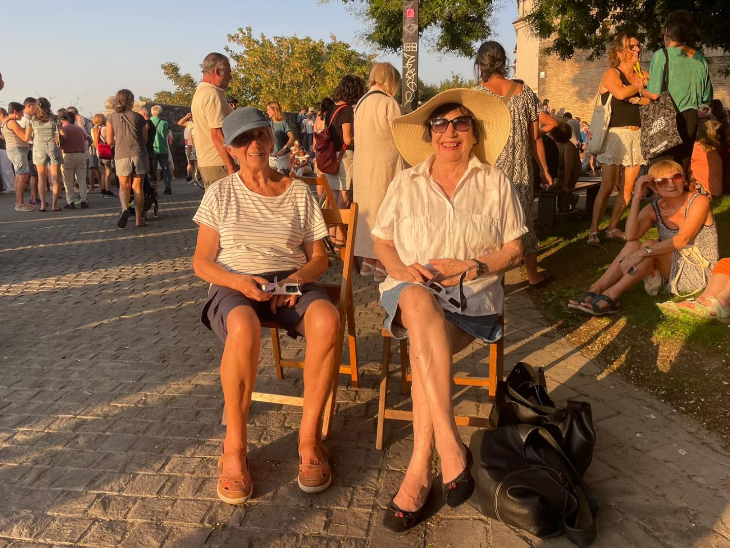 Las mellizas Gabriela (izda.) y Teresita Grocin Arriazu, preparadas para ver el eclipse