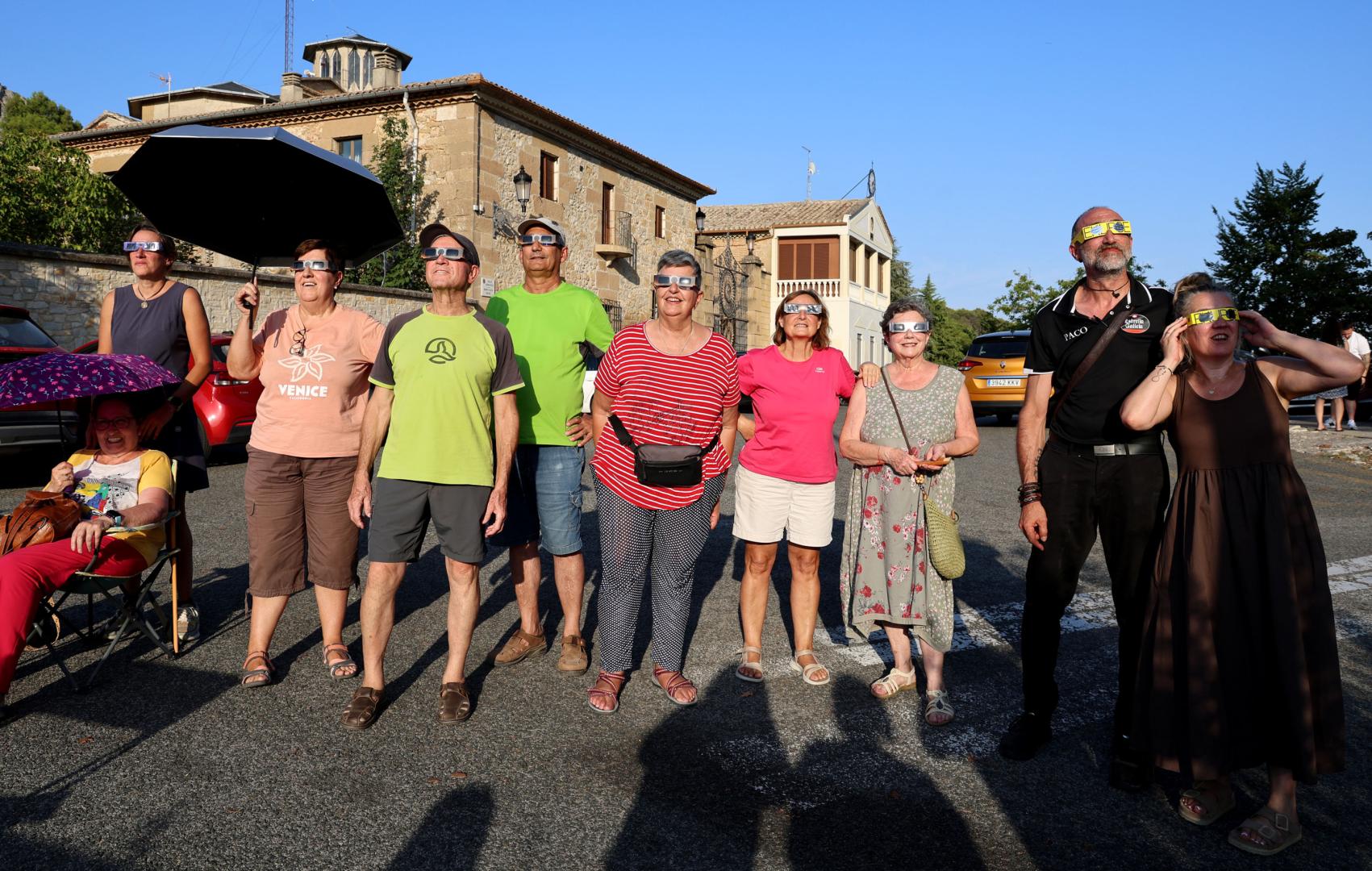 Varias personas observan el eclipse en la explanada de la Basílica del Puy, centro neurálgico de la ciudad durante el fenómeno astronómico de ayer.