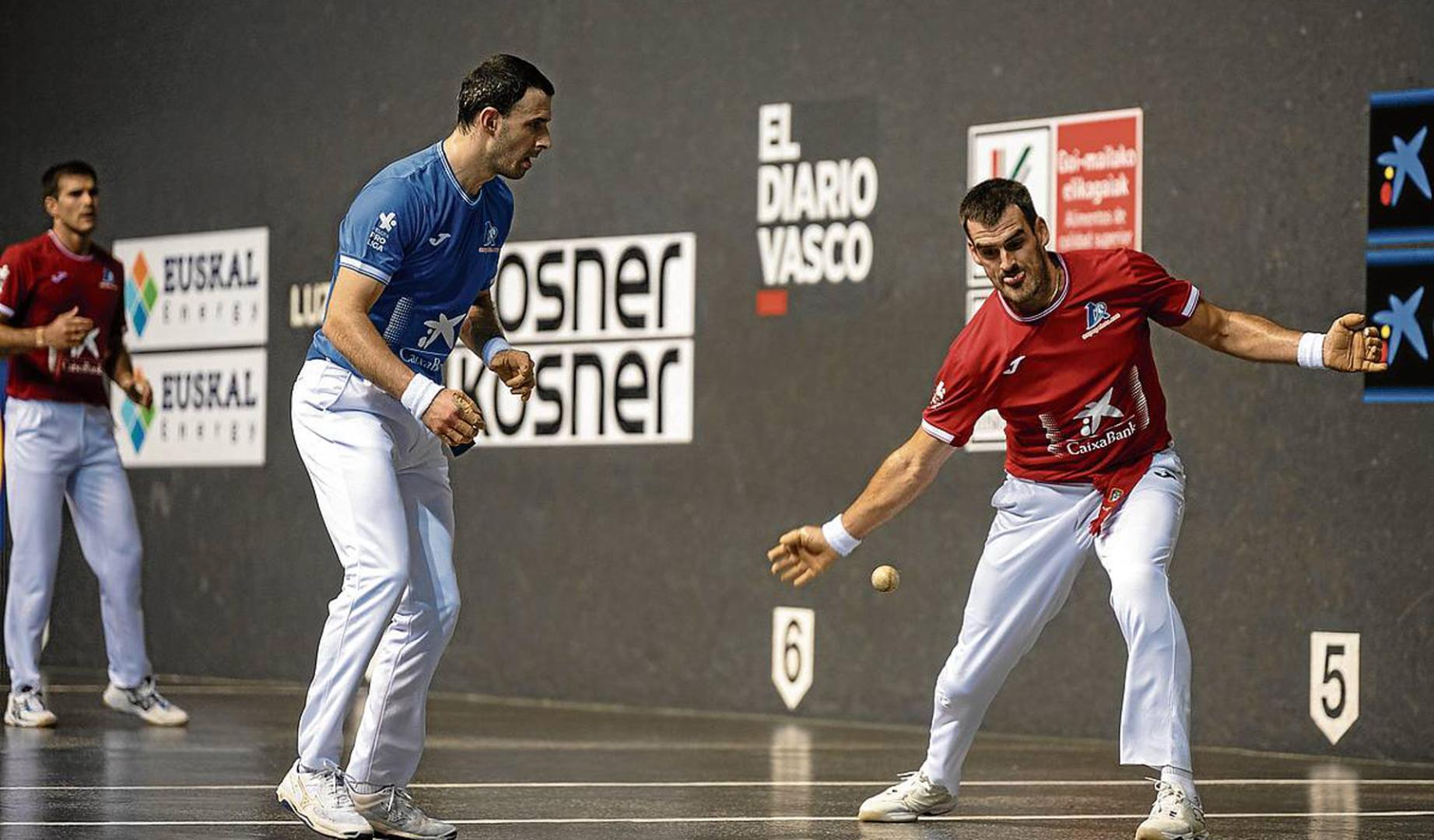 Ezkurdia remata una pelota junto a su rival ayer Altuna III en el Atano III de Donostia