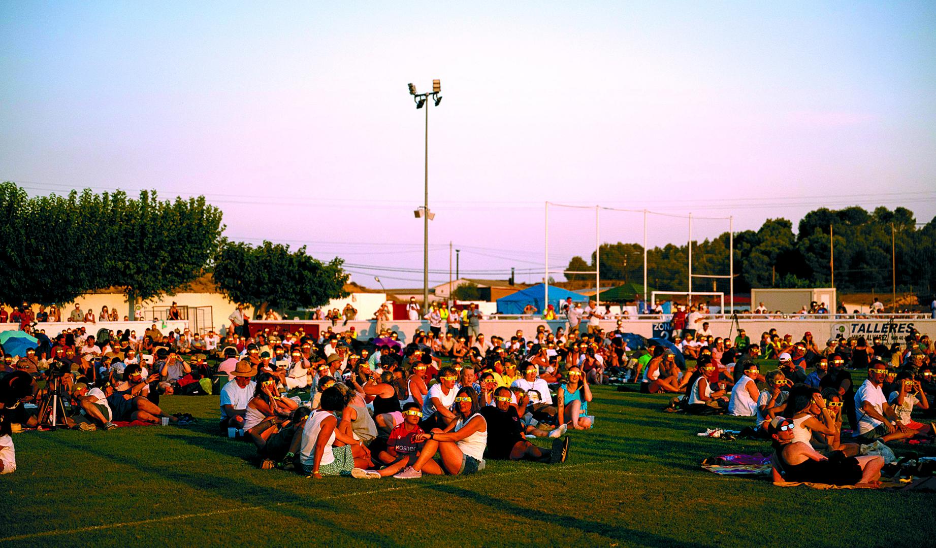Los 1.353 asistentes observando el total del eclipse en el campo de fútbol de Fitero