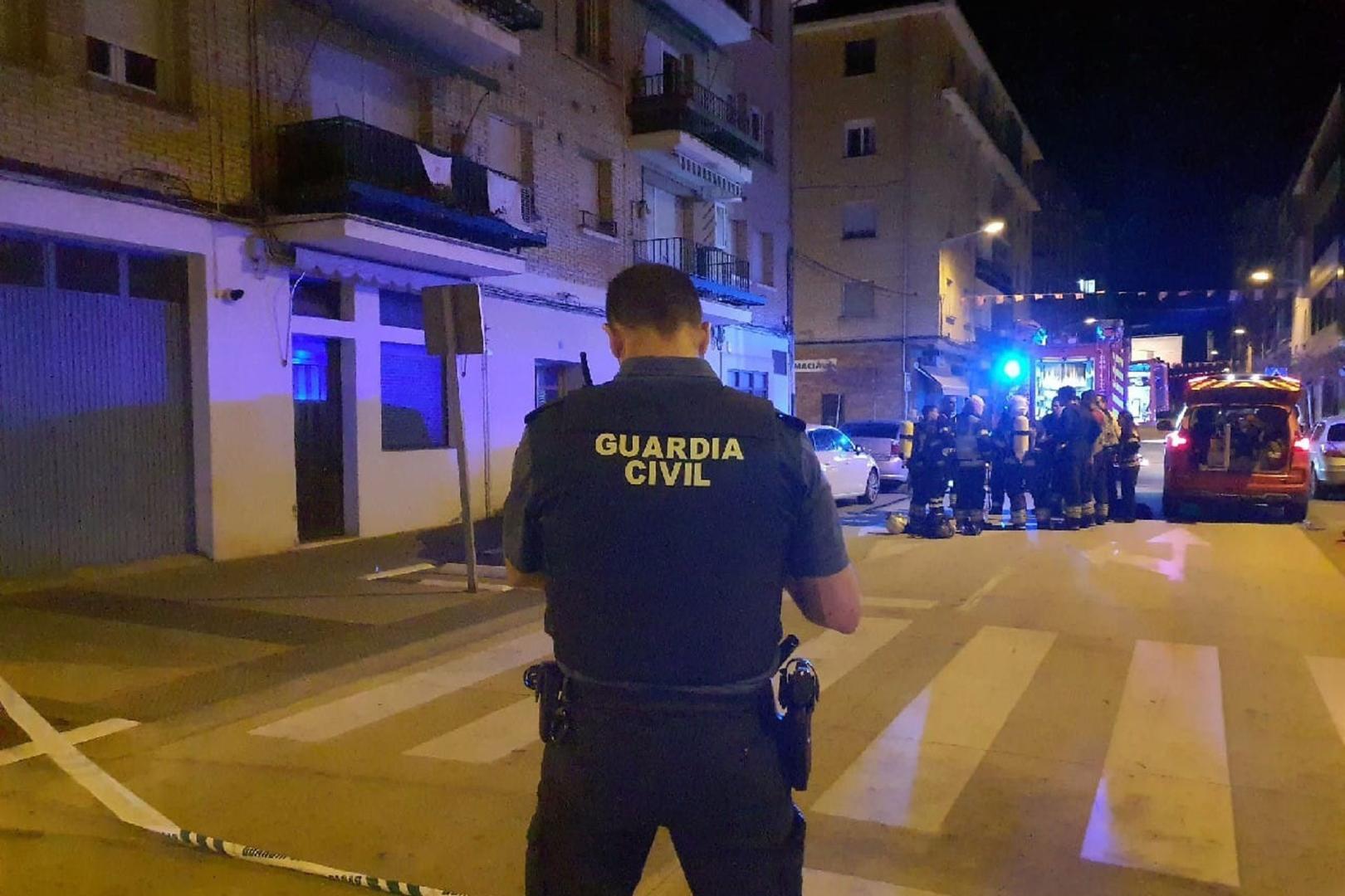 Un Guardia Civil en el lugar del incendio de Lodosa