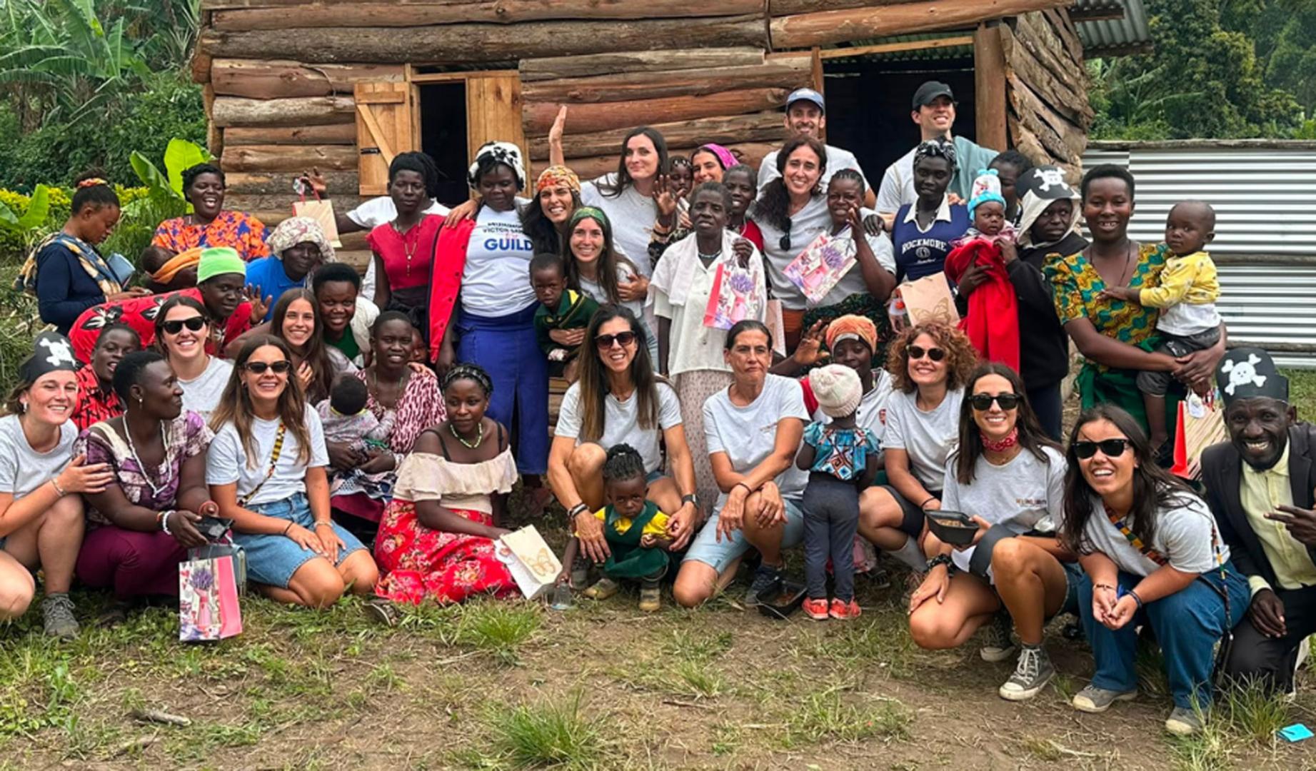 Erika Sáenz de Santa María y Johana Mendiburu, profesionales de la Clínica Universidad de Navarra, durante el desarrollo del proyecto de cooperación Crane Angels en Uganda.