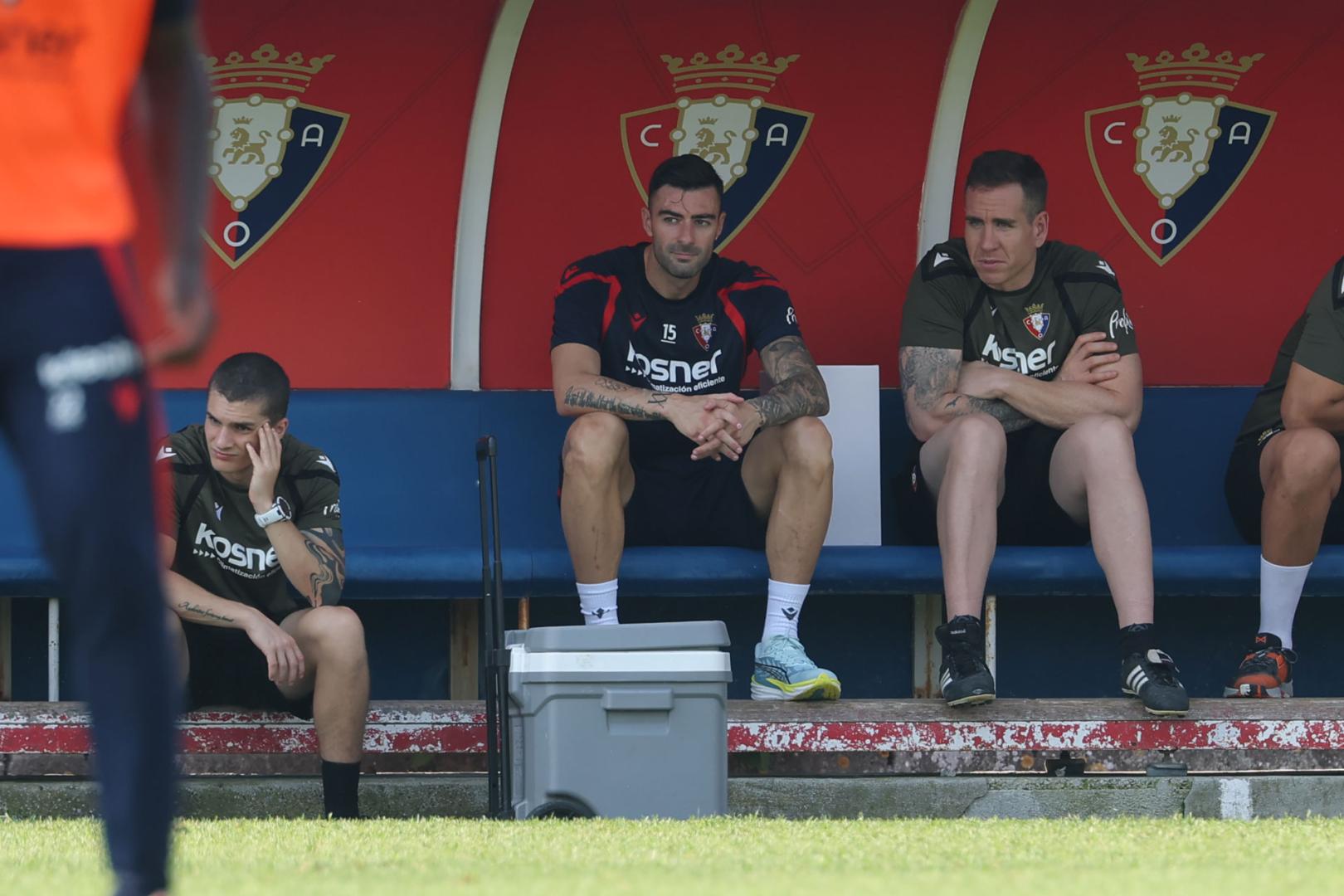 Diego Rico, nuevo fichaje de Osasuna, viendo el entrenamiento de Osasuna