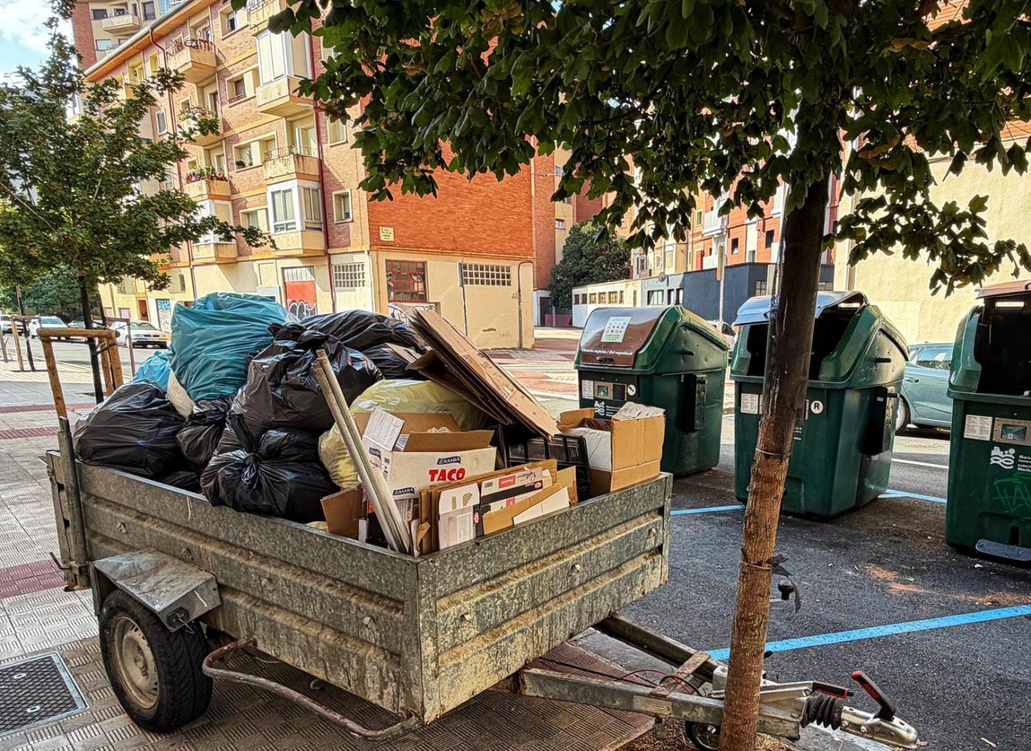 Los vecinos demuestran con instantáneas de varios días que los problemas con la basura son más que reales