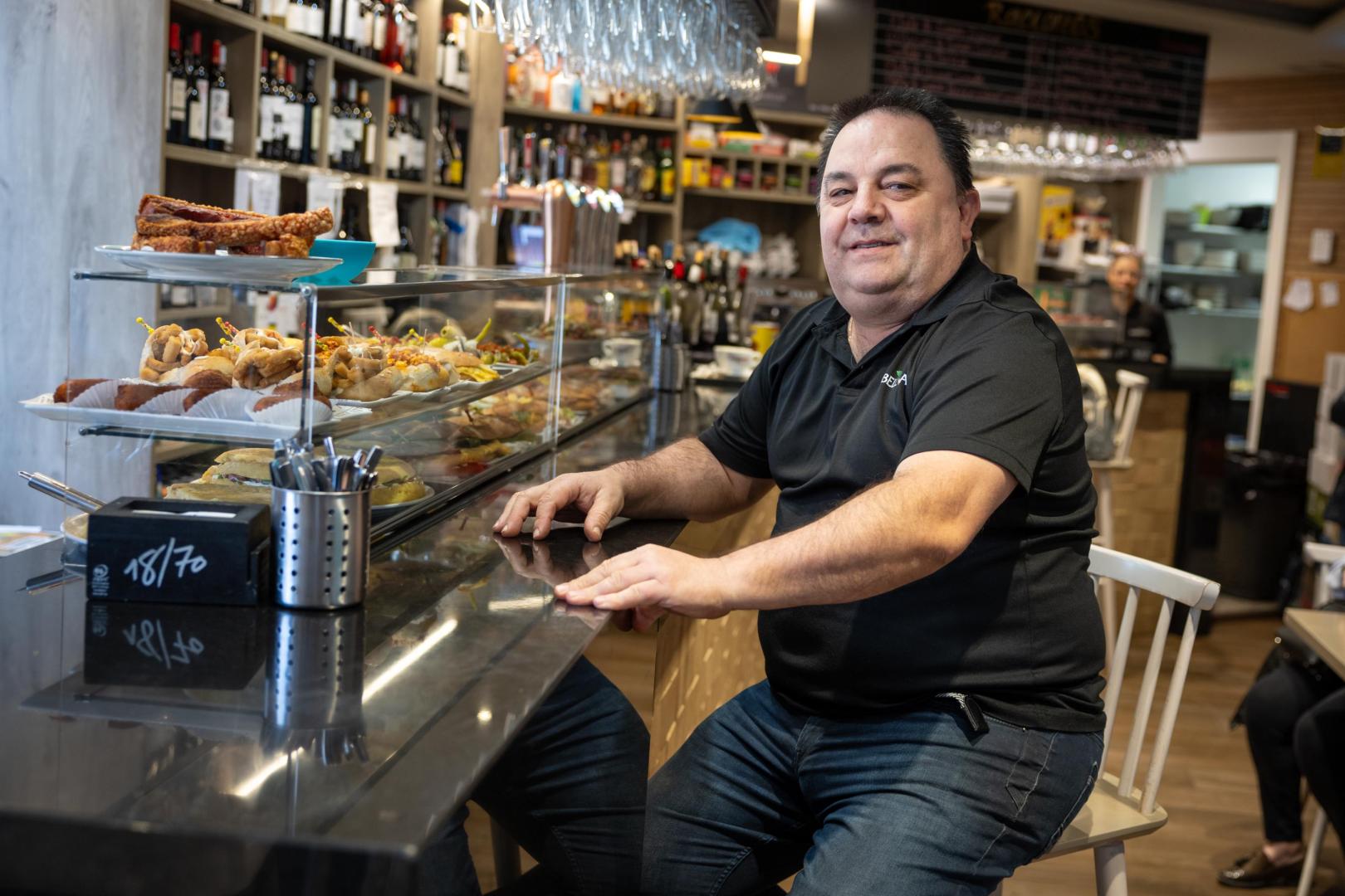 Alberto Ochoa Fernández en el interior del bar De Bellota