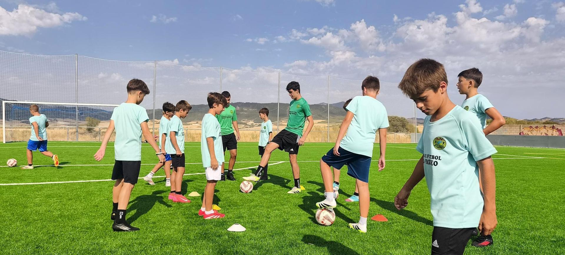 Jóvenes participantes en el 6º Campus de Fútbol Bajo Pirineo en Lumbier
