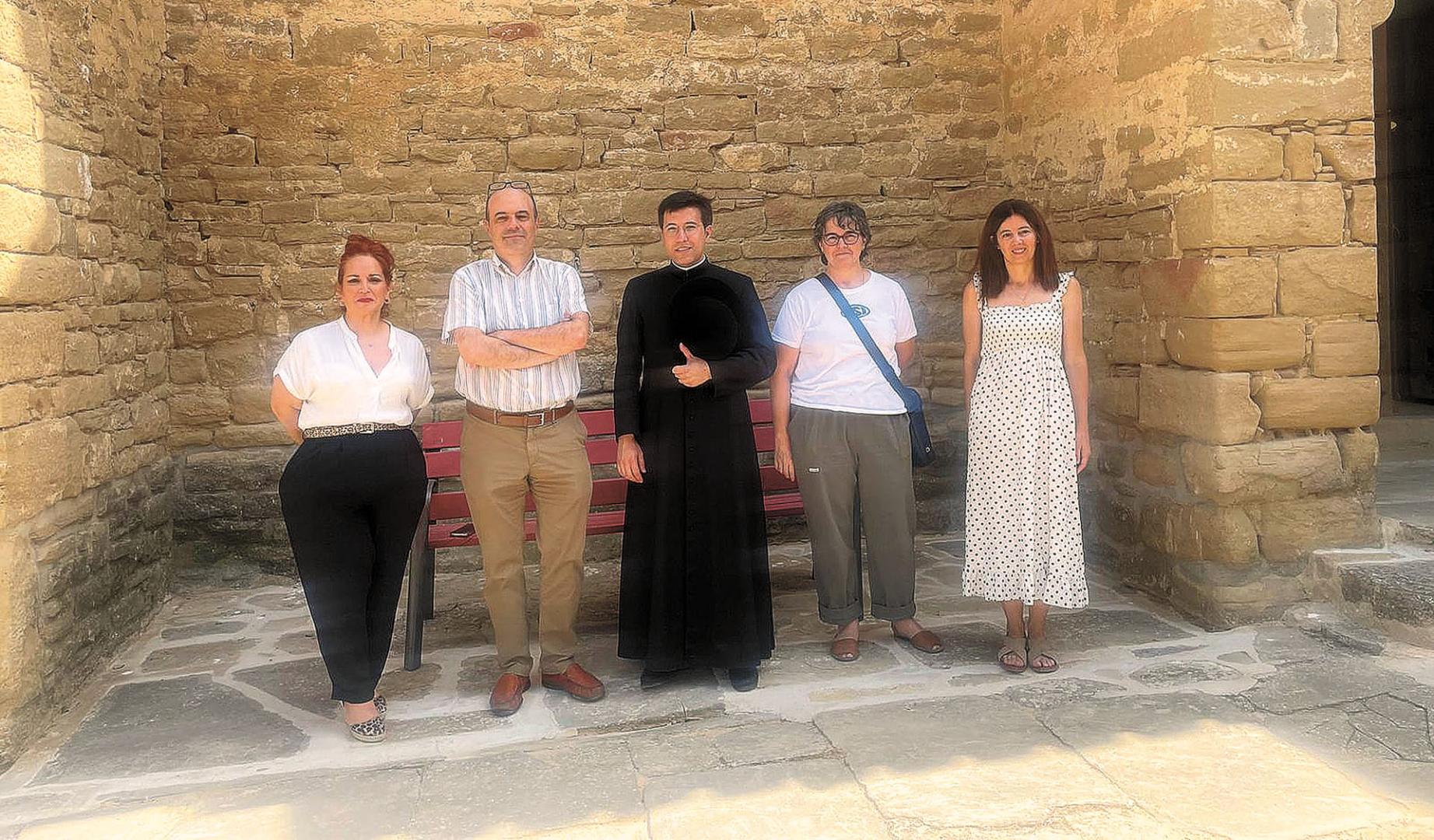 Desde la izda.: Miriam Galar, alcaldesa de Ezprogui; Jorge Irurzun, ecónomo diocesano; Íñigo Serrano, párroco de Ayesa; Myriam Lander, arquitecta diocesana; e Inés Tanco, representante del Consejo Parroquial de Ayesa