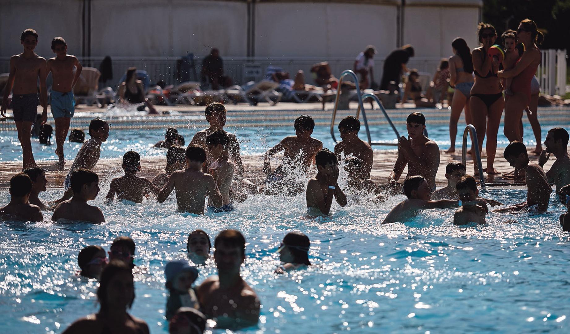 Bañistas se ponen a remojo frente al calor en las piscinas del club de tenis de Pamplona