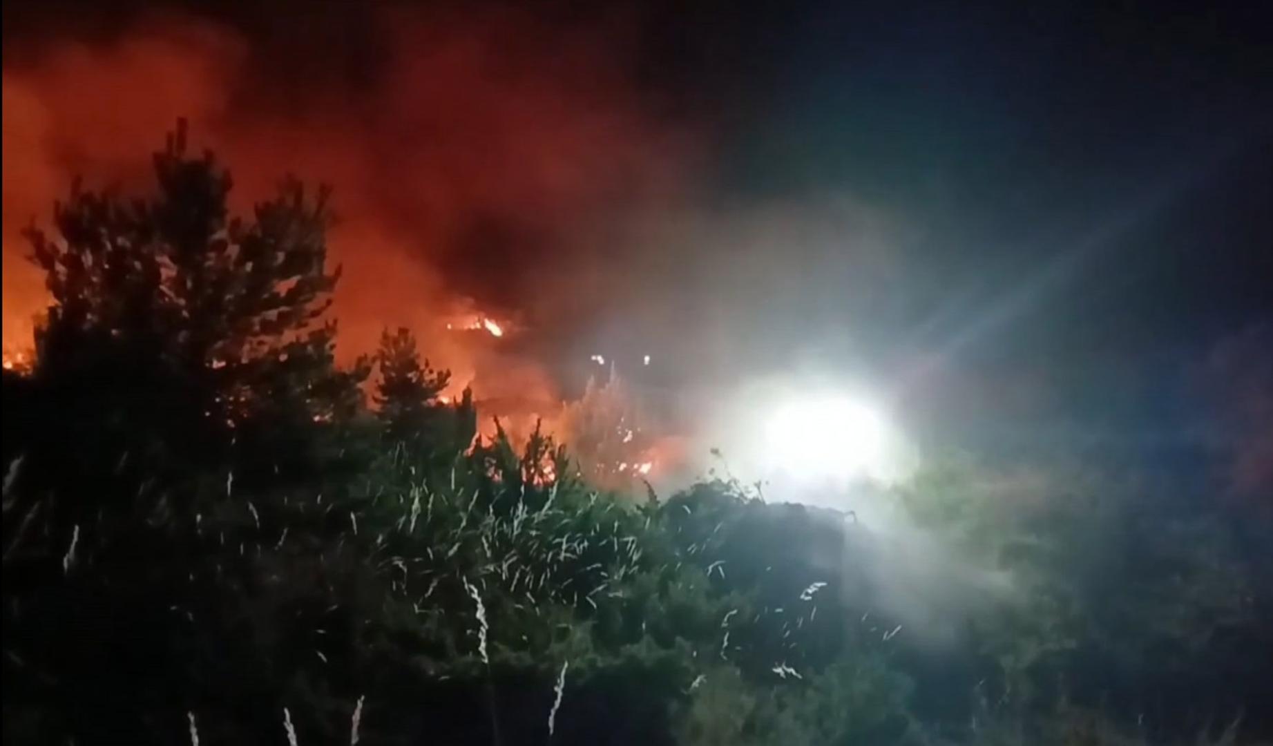 El incendio forestal declarado el lunes en Peñas de Riglos (Huesca) y que este jueves alcanzaba ya las 8.000 hectáreas afectadas, ha obligado esta madrugada a desalojar Santa María de la Peña, Triste, La Peña Estación y Yeste