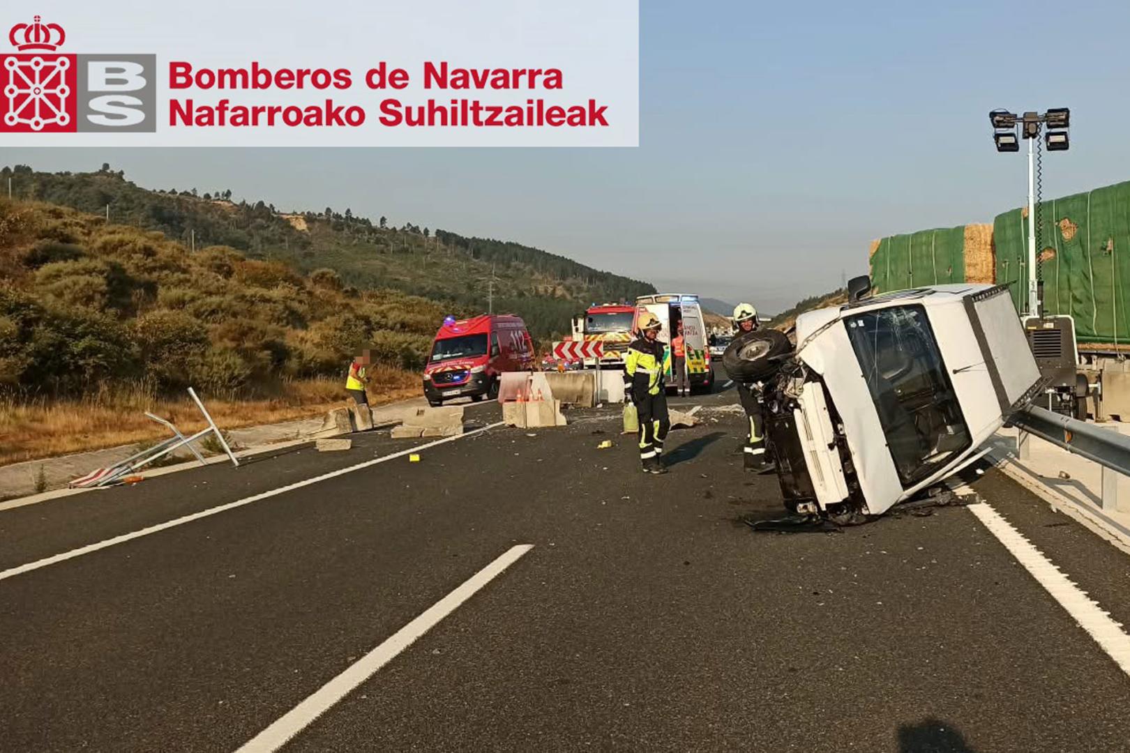 Imagen del vehículo volcado en la A-21, en Urraúl Bajo