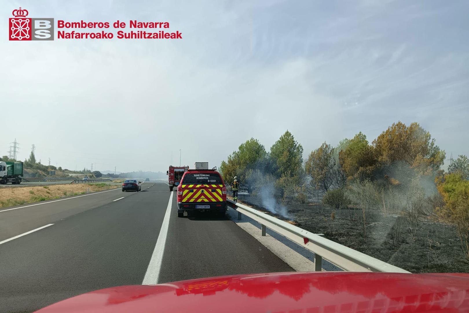 3 focos de incendio de vegetación en la cuneta de la AP-15 entre Tiebas - Muruarte De Reta y Unzué