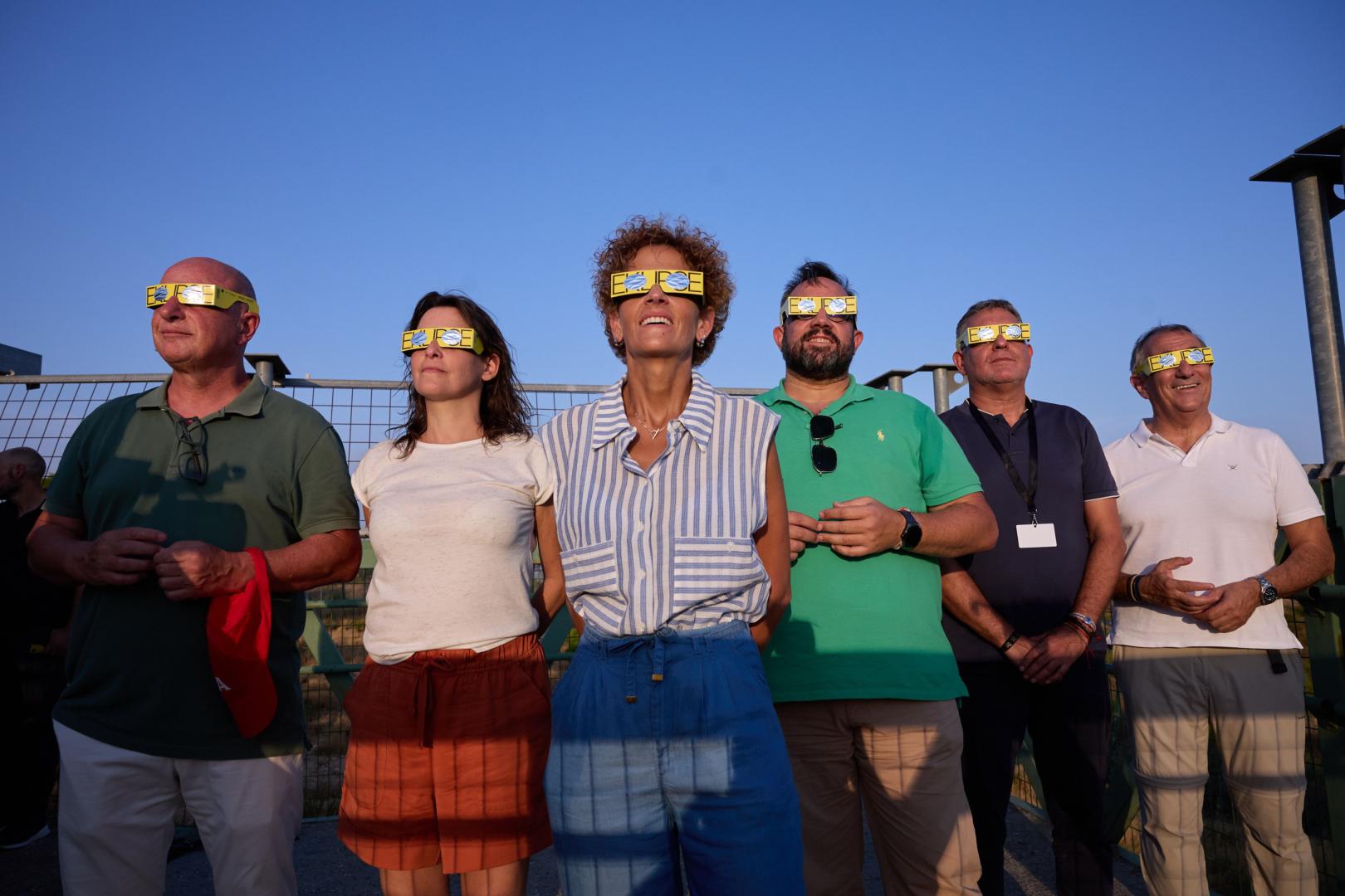 A* Jesús Garzaron/Gobierno de Navarra. F* 2026_08_12T* Eclipse solar. Presidenta y consejeros siguen el eclipse desde el punto de visualizaciónL* Sendaviva, Arguedas