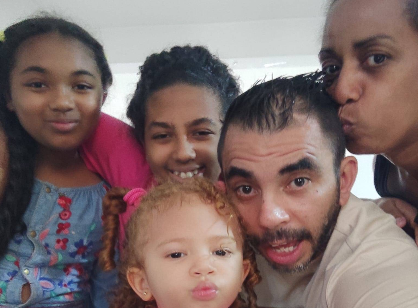 El matrimonio Mazuera-Mejía y sus tres hijas: a la izquierda, June junto a Lourdes y la pequeña Leah