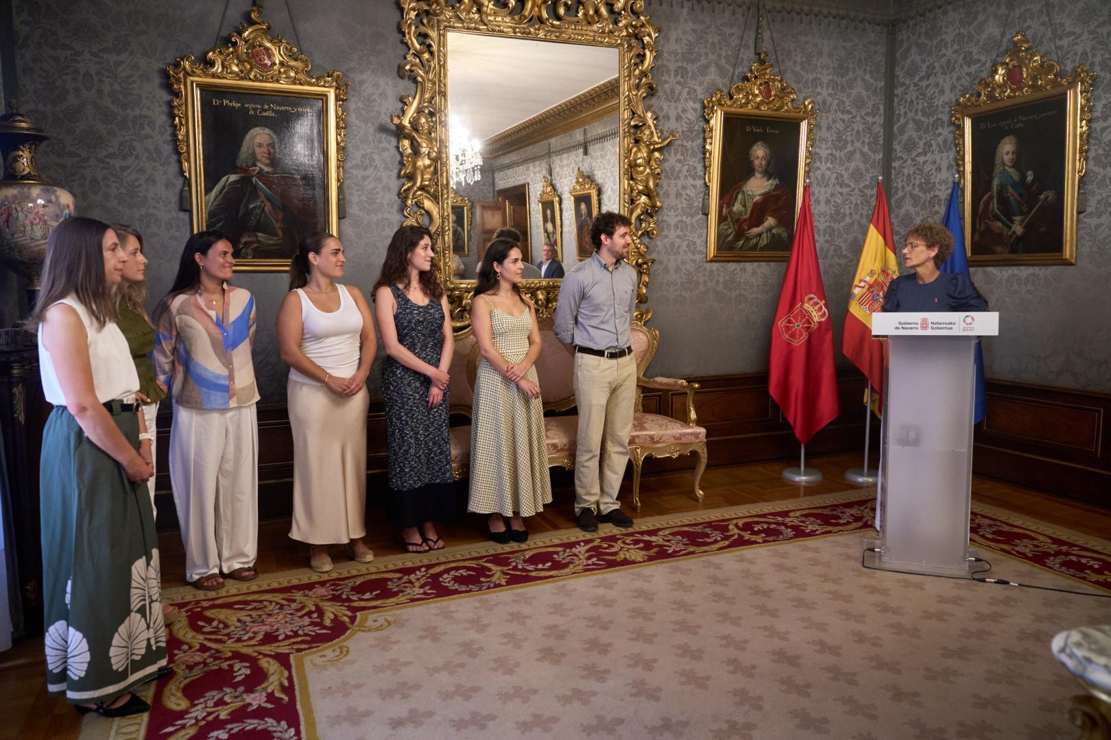 Los seis becados de la beca Fulbright y la presidenta del Gobierno de Navarra, María Chivite, durante la recepción