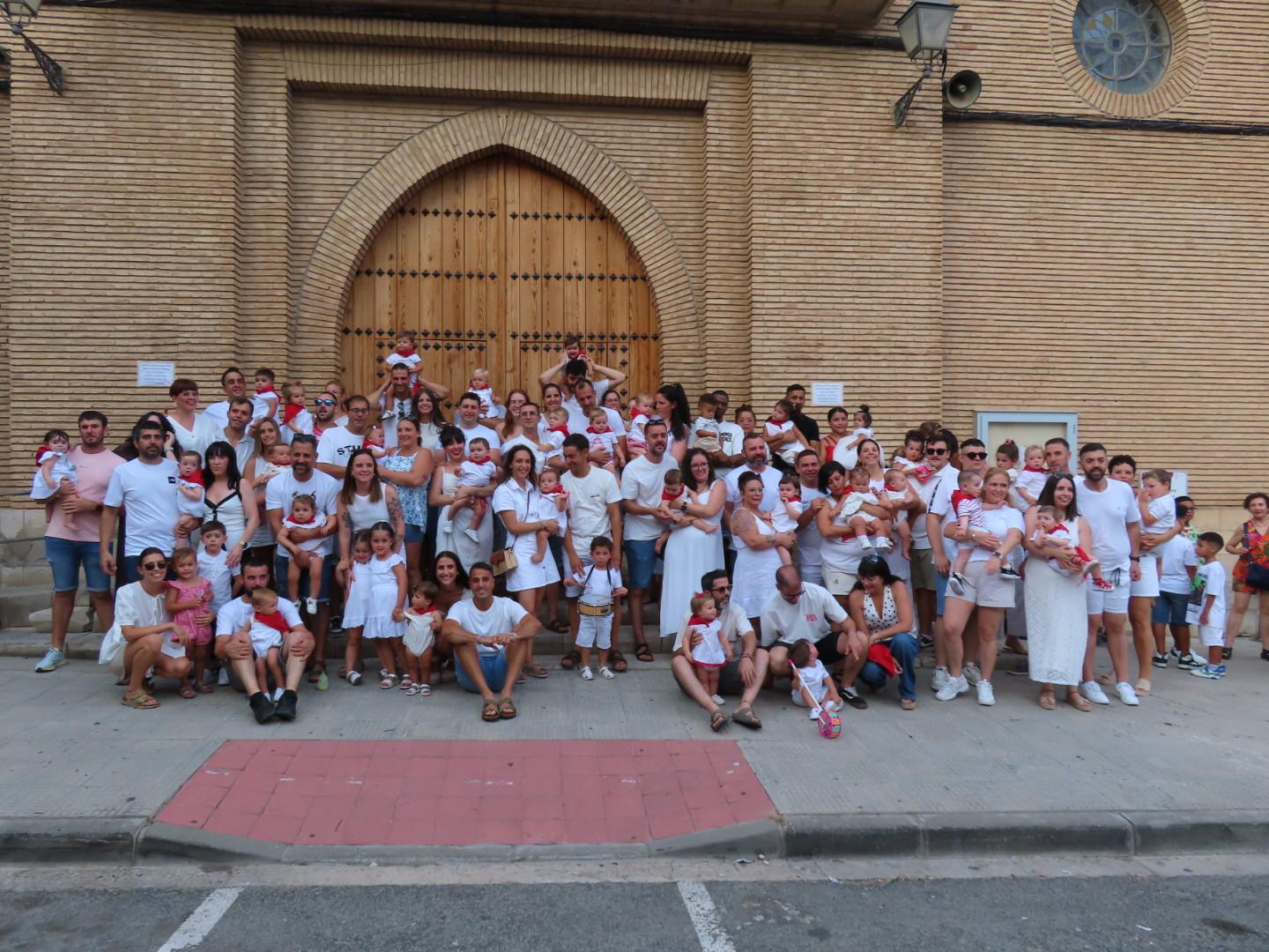 Niños, padres y demás familiares, juntos en la plaza del Ayuntamiento de Murchante