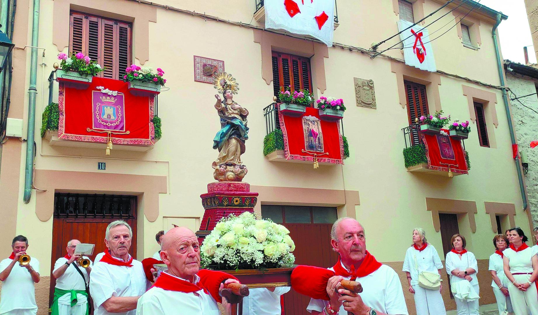 La patrona a hombros de los auroros durante la procesión del rosario de la aurora