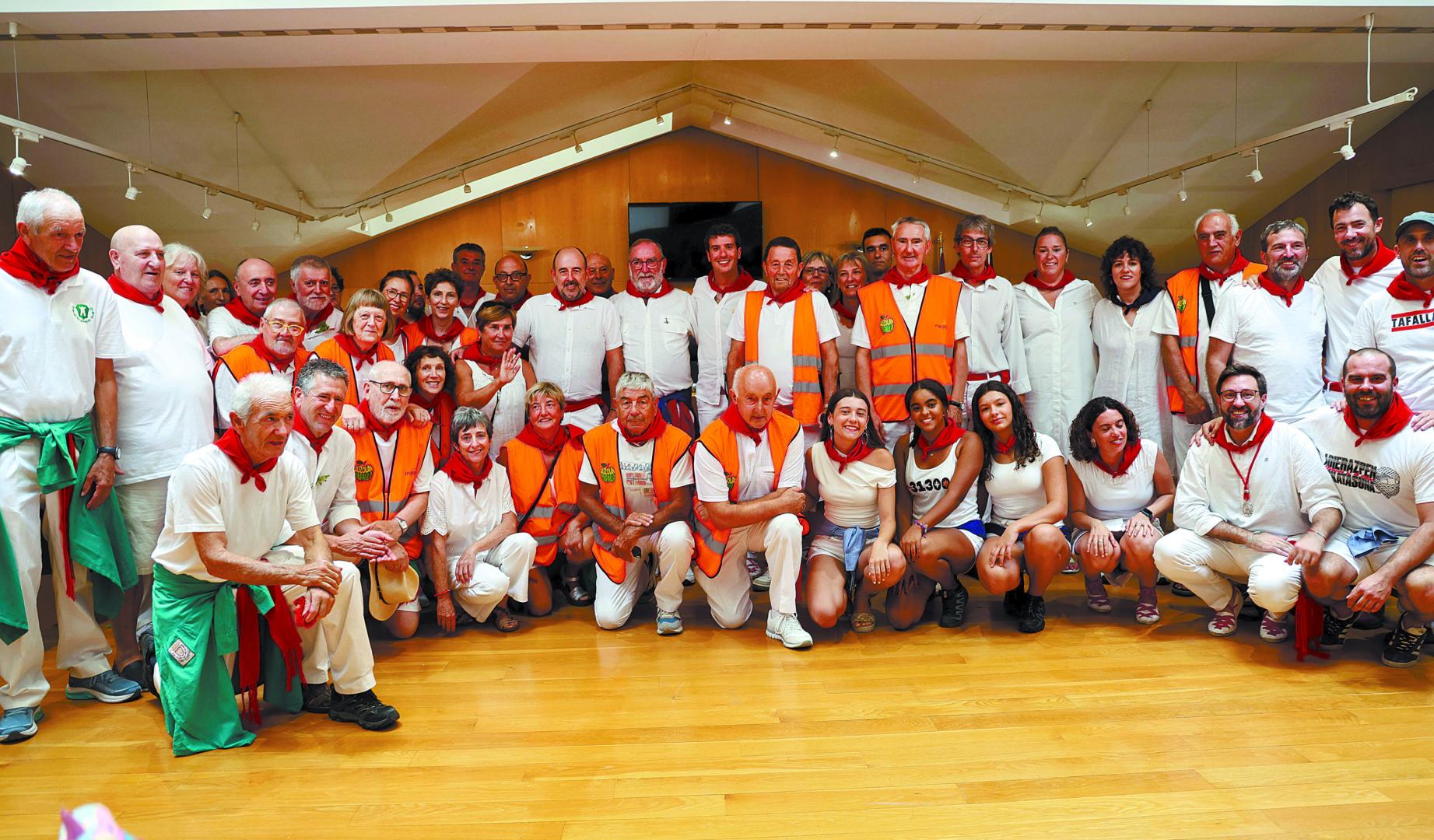 Homenajeados y corporación posaron para una fotografía de grupo al término de los reconocimientos