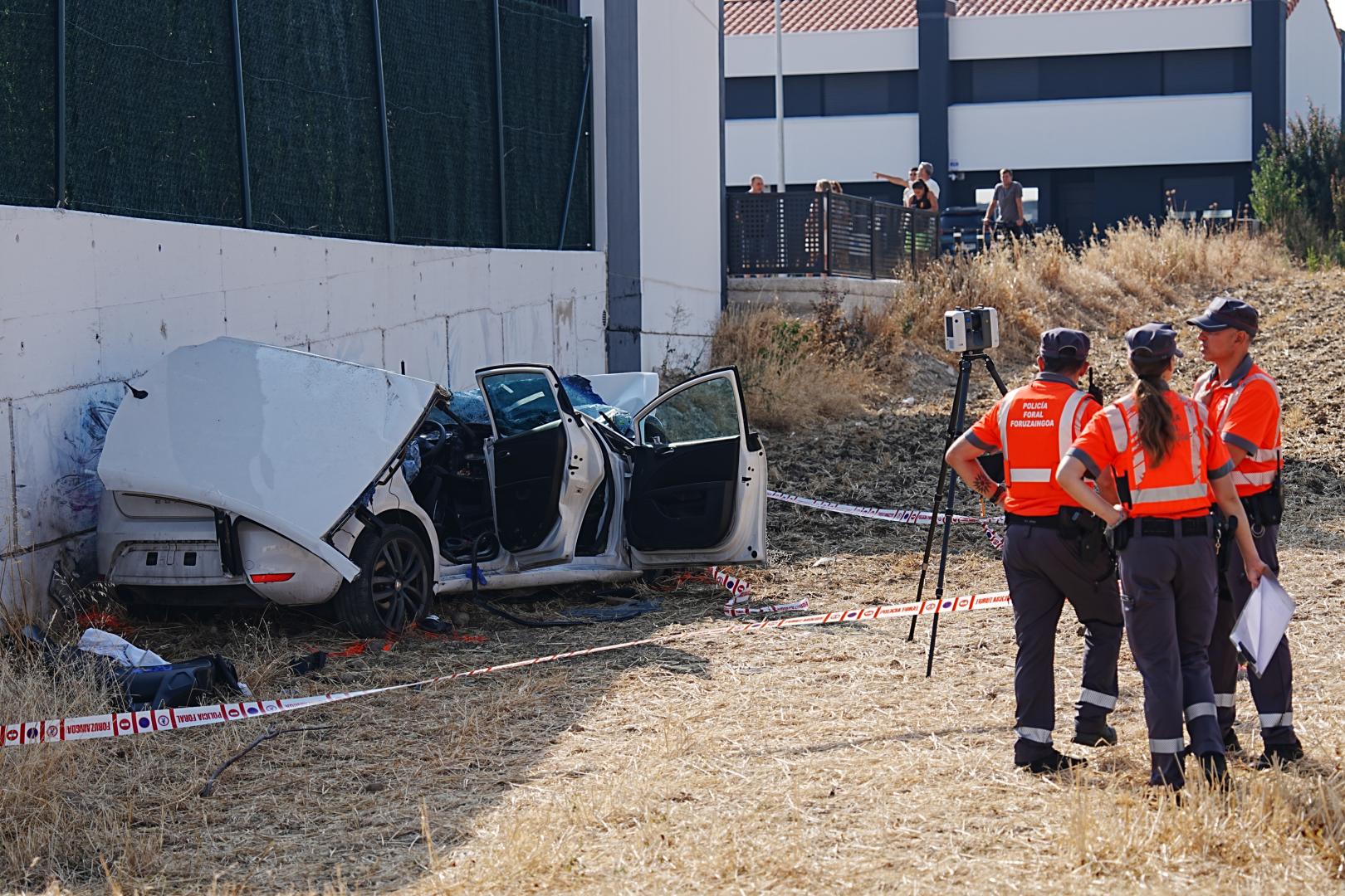 Tres agentes de Atestados de la Policía Foral en el lugar del accidente