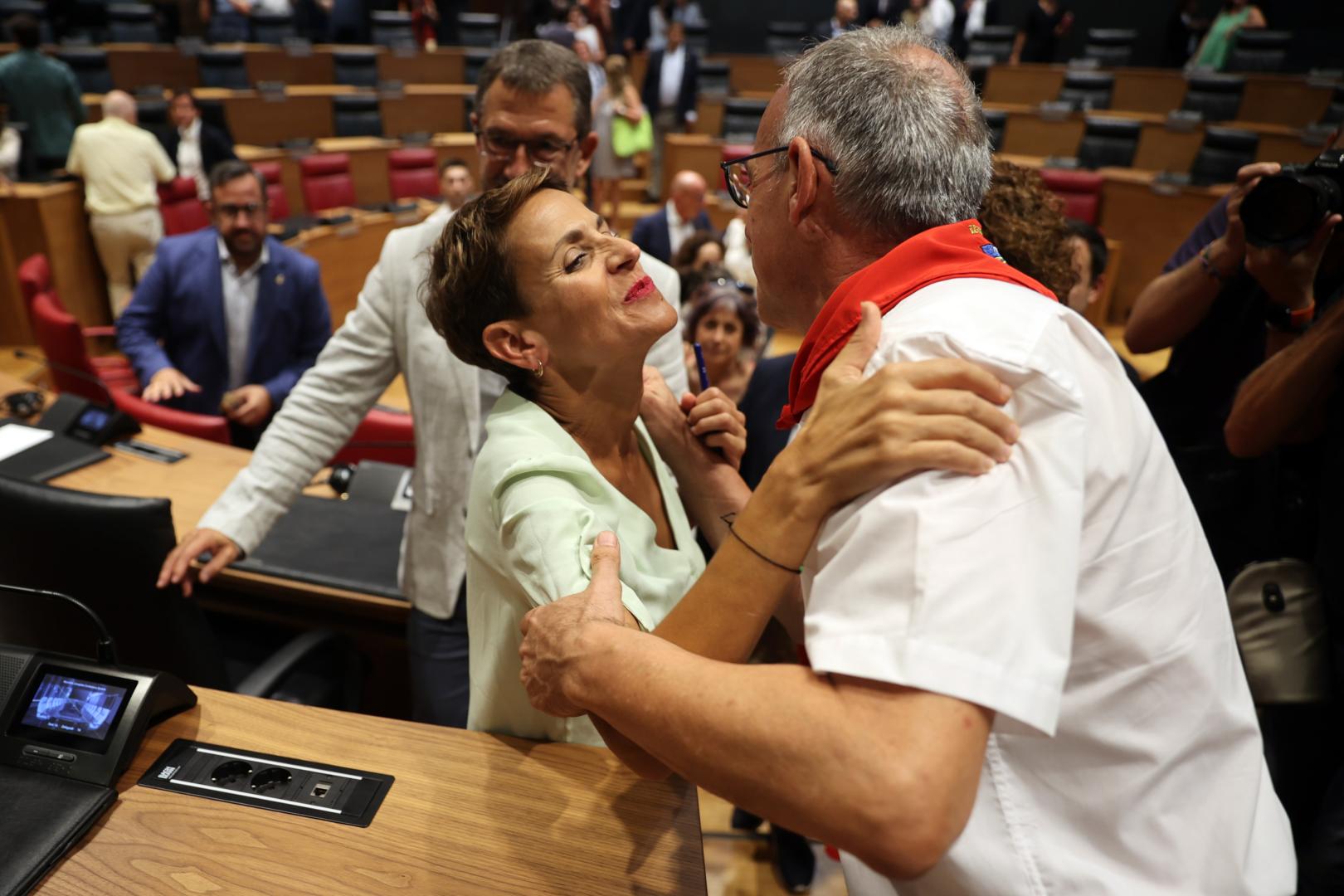 *A: JOSE CARLOS CORDOVILLA *F: 15-08-2023 *P: MARIA CHIVITE Y ADOLFO ARAIZ *L: PAMPLONA *T: PLENO DE INVESTIDURA DE MARIA CHIVITE COMO PRESIDENTA DEL GOBIERNO DE NAVARRA. SEGUNDA VOTACION El parlamentario de EH Bildu Adolfo Araiz fue uno de los primeros en felicitar a María Chivite tras ser reelegida presidenta el pasado 15 de agosto.