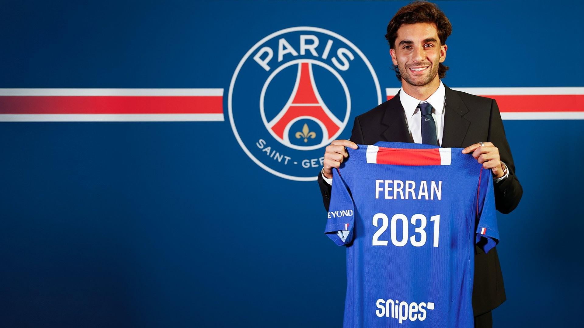 Ferran, con la camiseta del PSG tras su fichaje