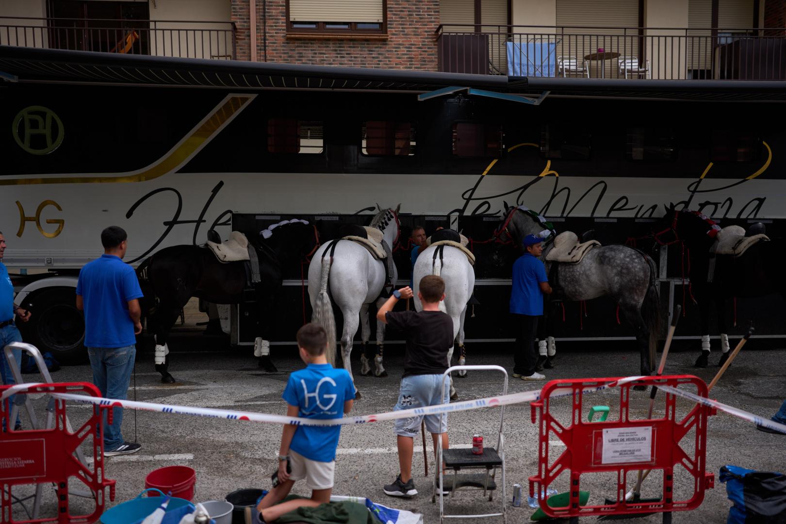 La amplia cuadra de caballos de los Hermoso de Mendoza aguarda el inicio del festejo, en los prolegómenos de la corrida del 3 de agosto en Estella.