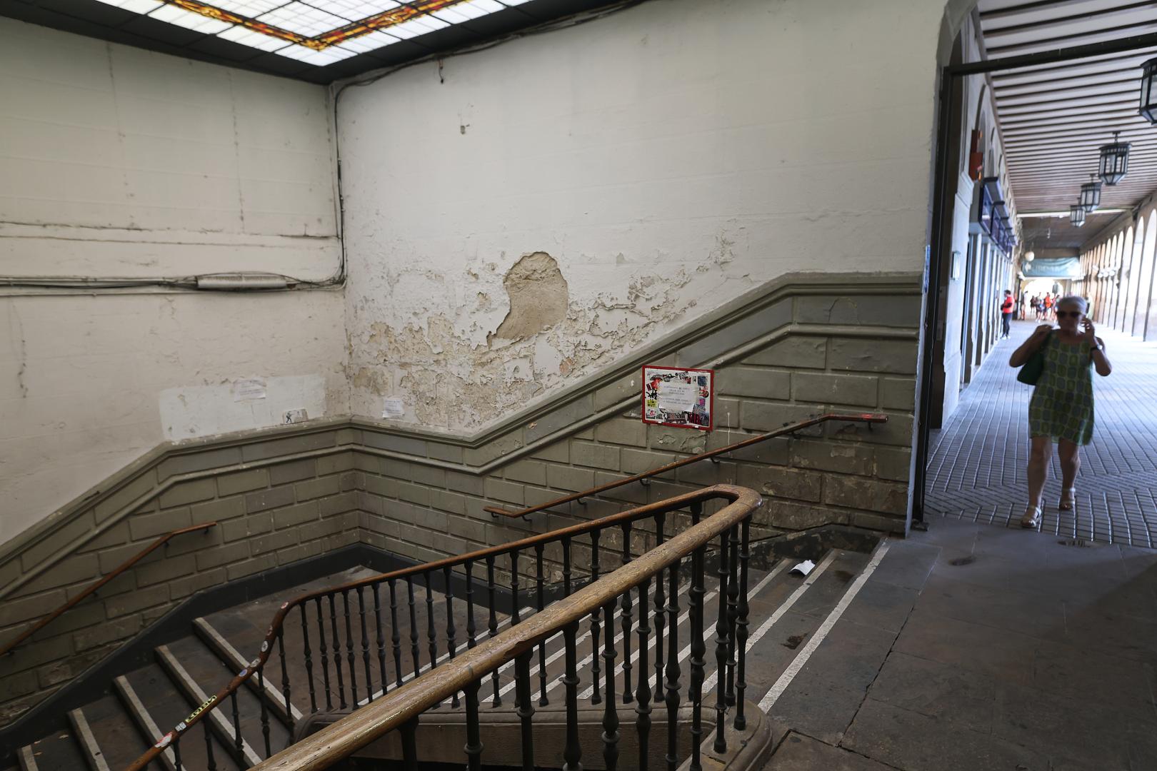 Imagen de las escaleras del pasaje de la Jacoba a las que se acceden desde la plaza del Castillo y que se llenan de orines