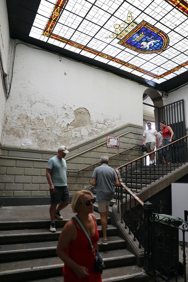 Paredes desconchadas en las escaleras del pasadizo de la Jacoba