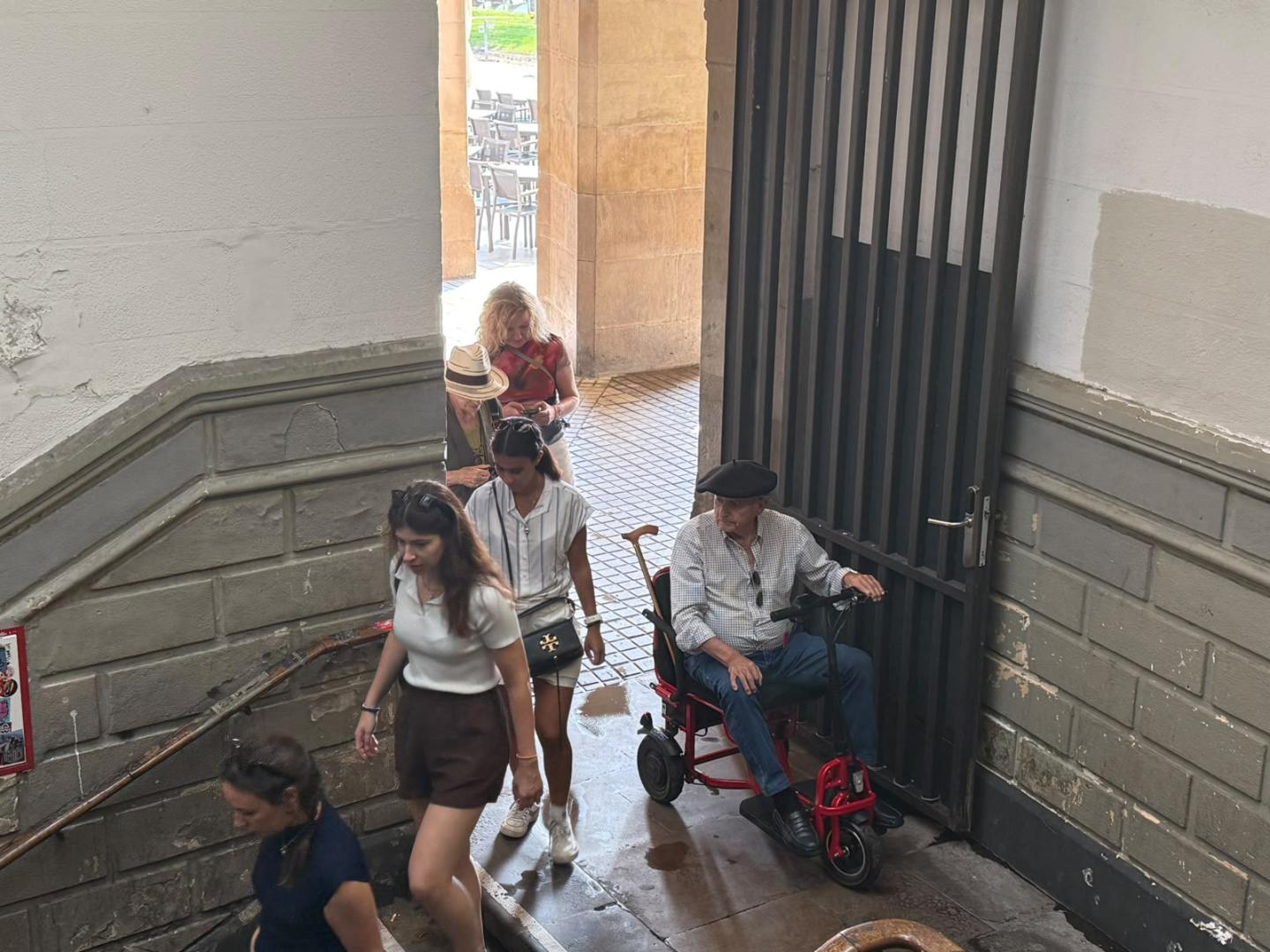 Un hombre con problemas de movilidad ante las escaleras