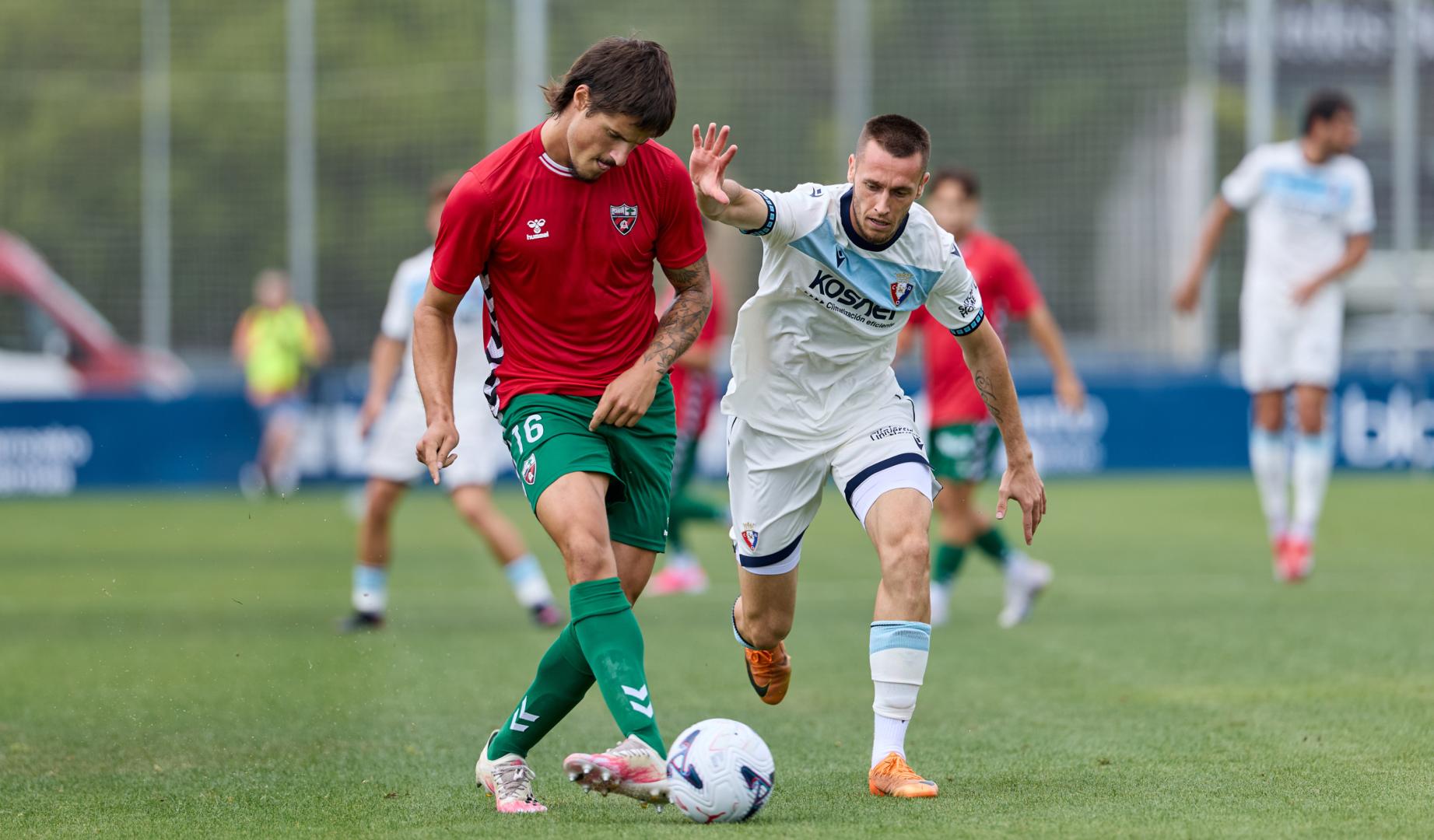 Jonathan Dubasin disputa un balón con Caneda en la segunda parte del encuentro del sábado por la mañana en Tajonar