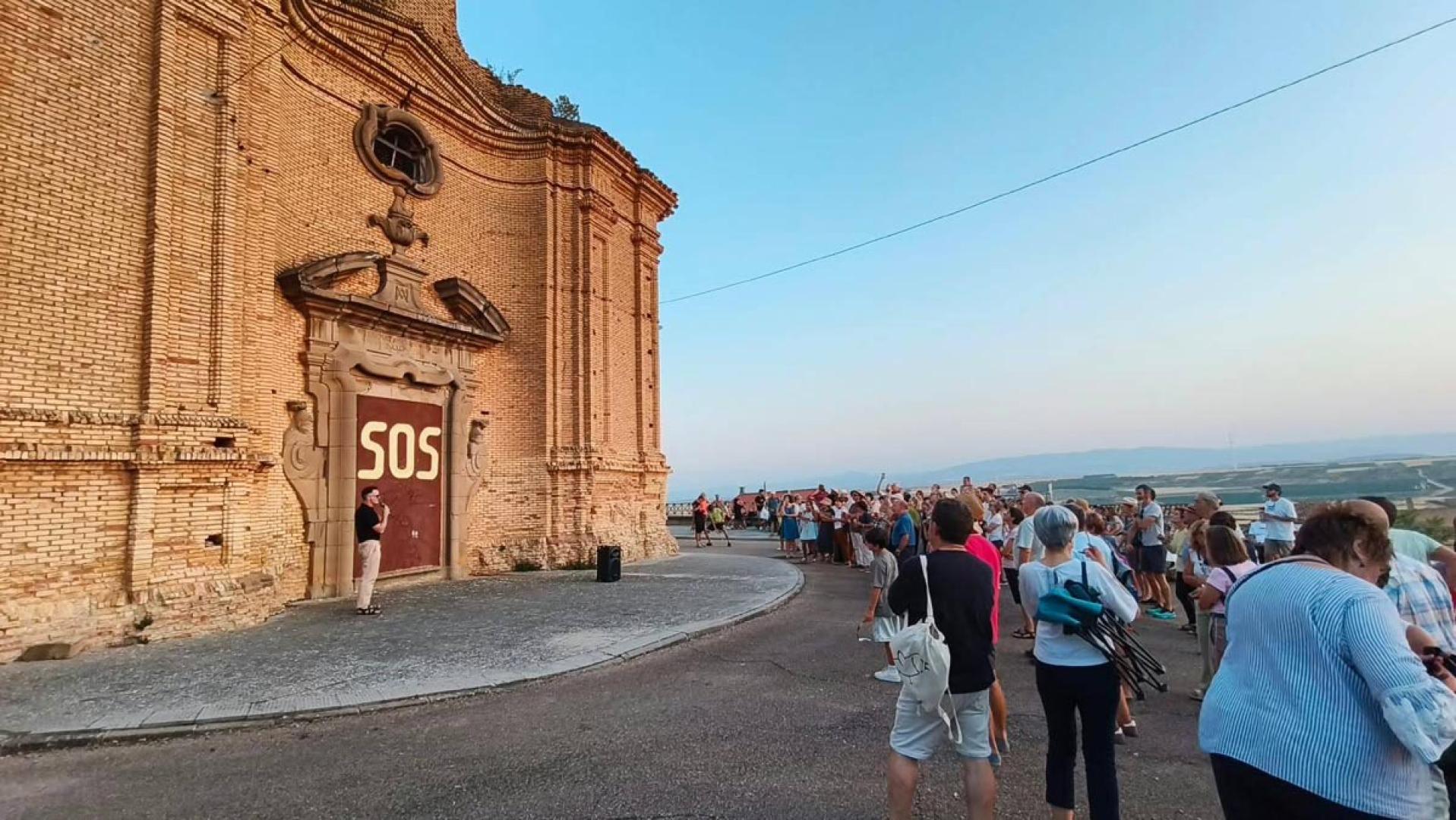 Vecinos y visitantes acudieron a la ermita de los Remedios para ver el eclipse y pedir su recuperación