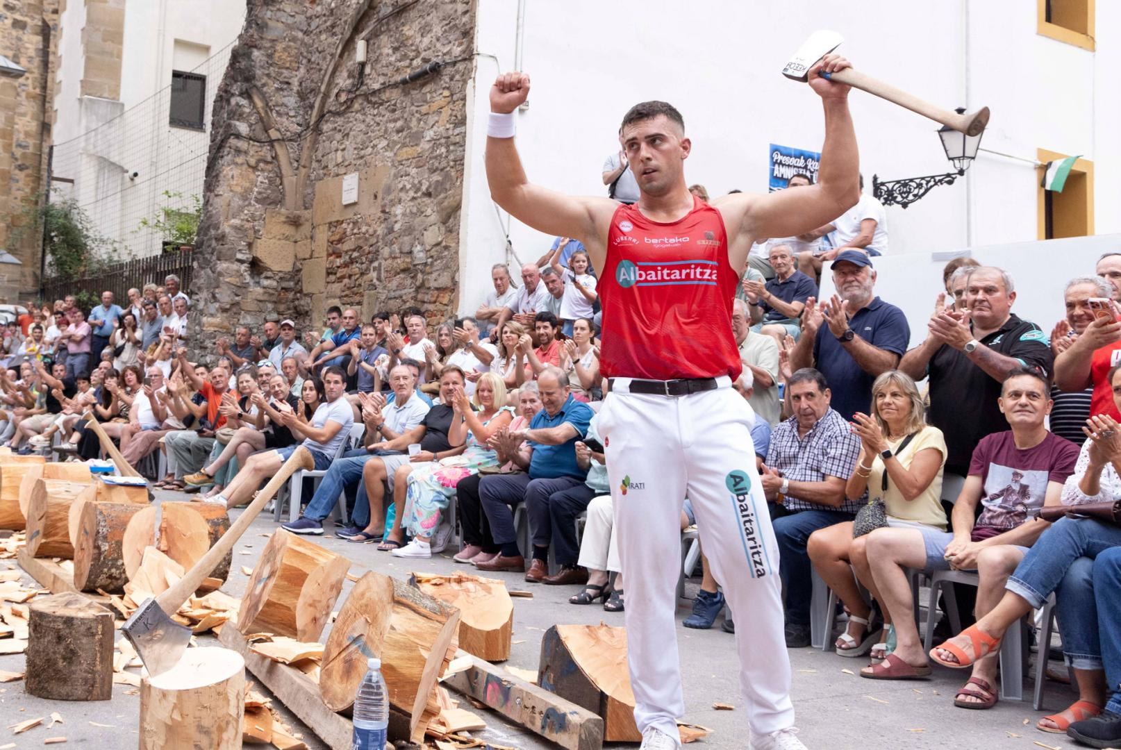 Iker Vicente levanta los brazos tras culminar su trabajo en la Plaza de la Trinidad de San Sebastián