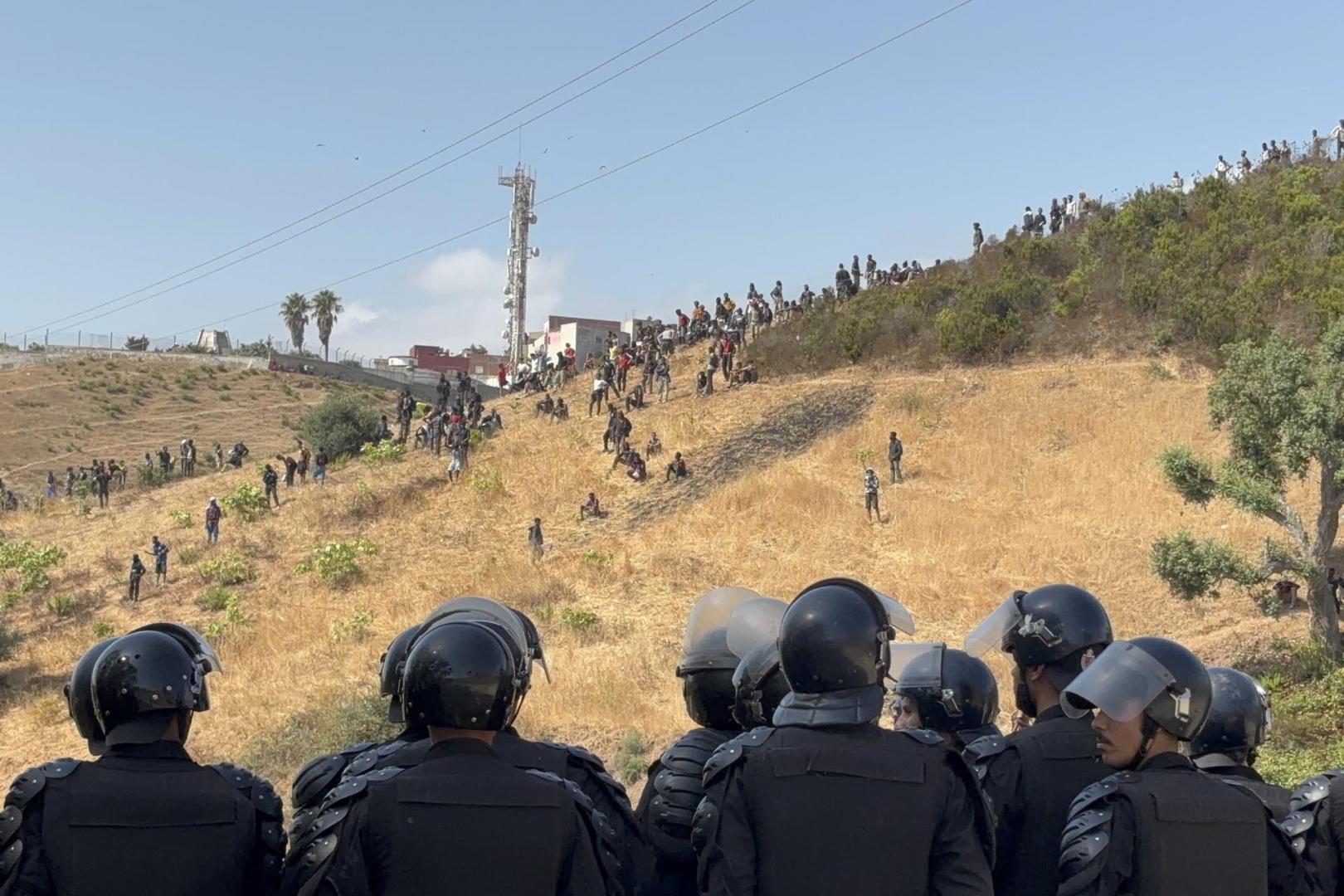 Una hilera de efectivos marroquíes controlaba este sábado a grupos de inmigrantes subsaharianos para impedirles el paso