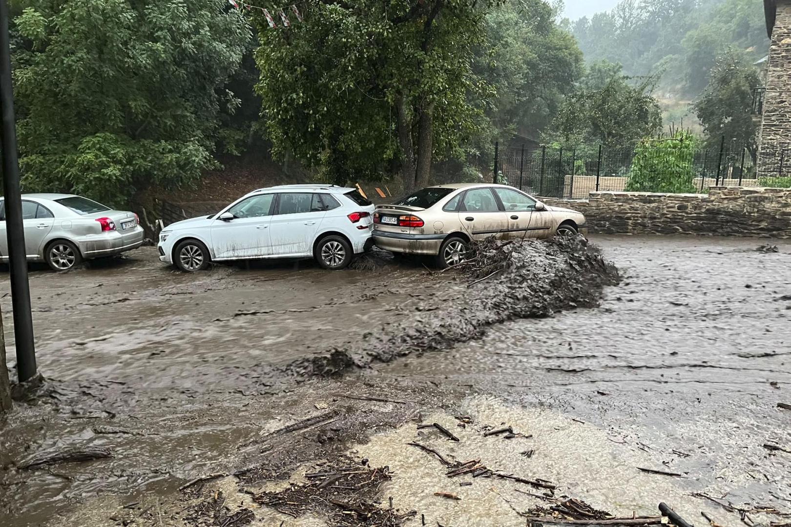 Una fuerte tromba de agua ha descargado este sábado por la tarde sobre El Bierzo, lo que ha provocado el deslizamiento de tierra que ha afectado a las localidades de Manzanedo de Valdueza y Bouzas