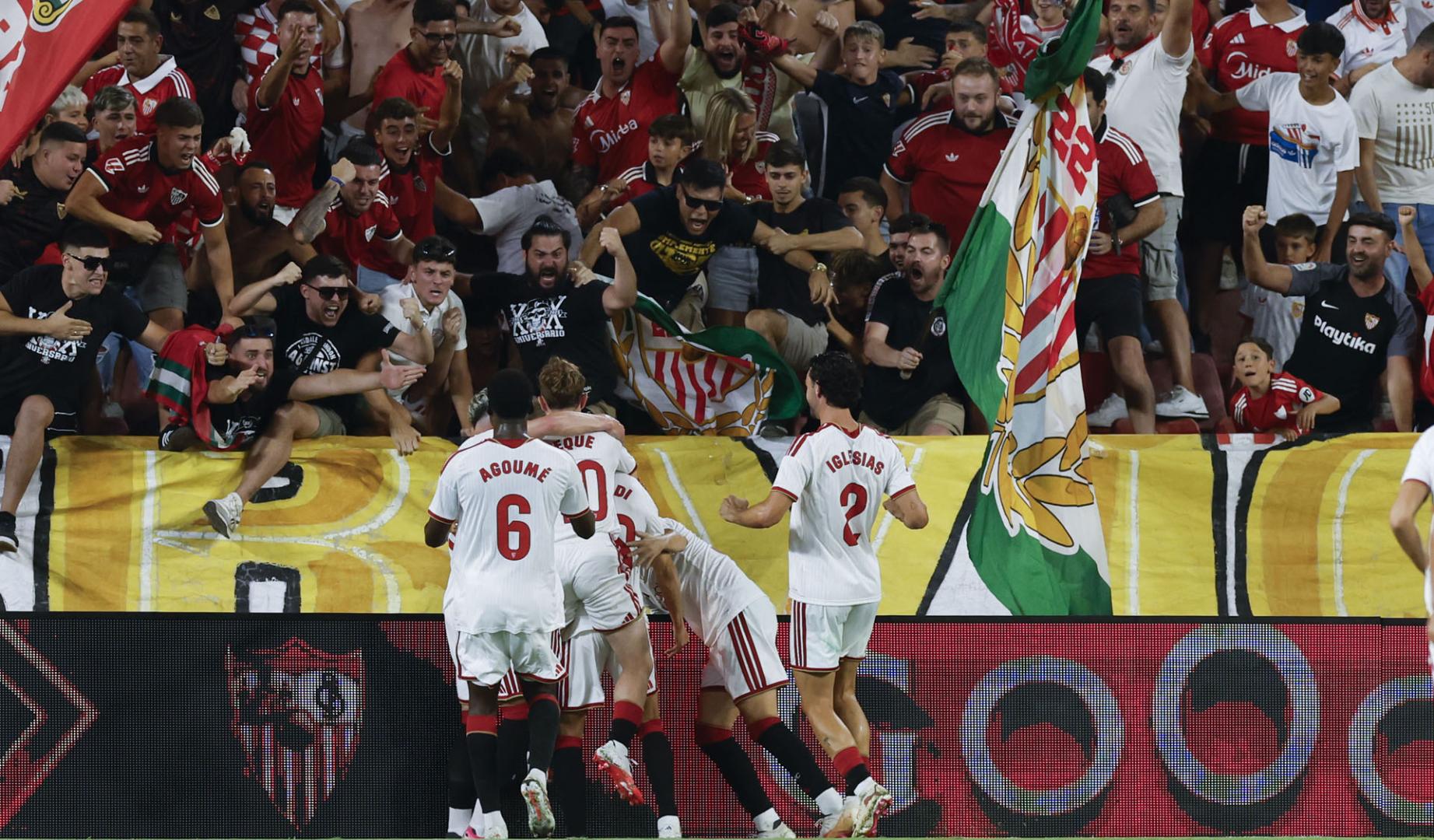 El centrocampista del Sevilla Jon Guridi celebra el gol junto a sus compañeros