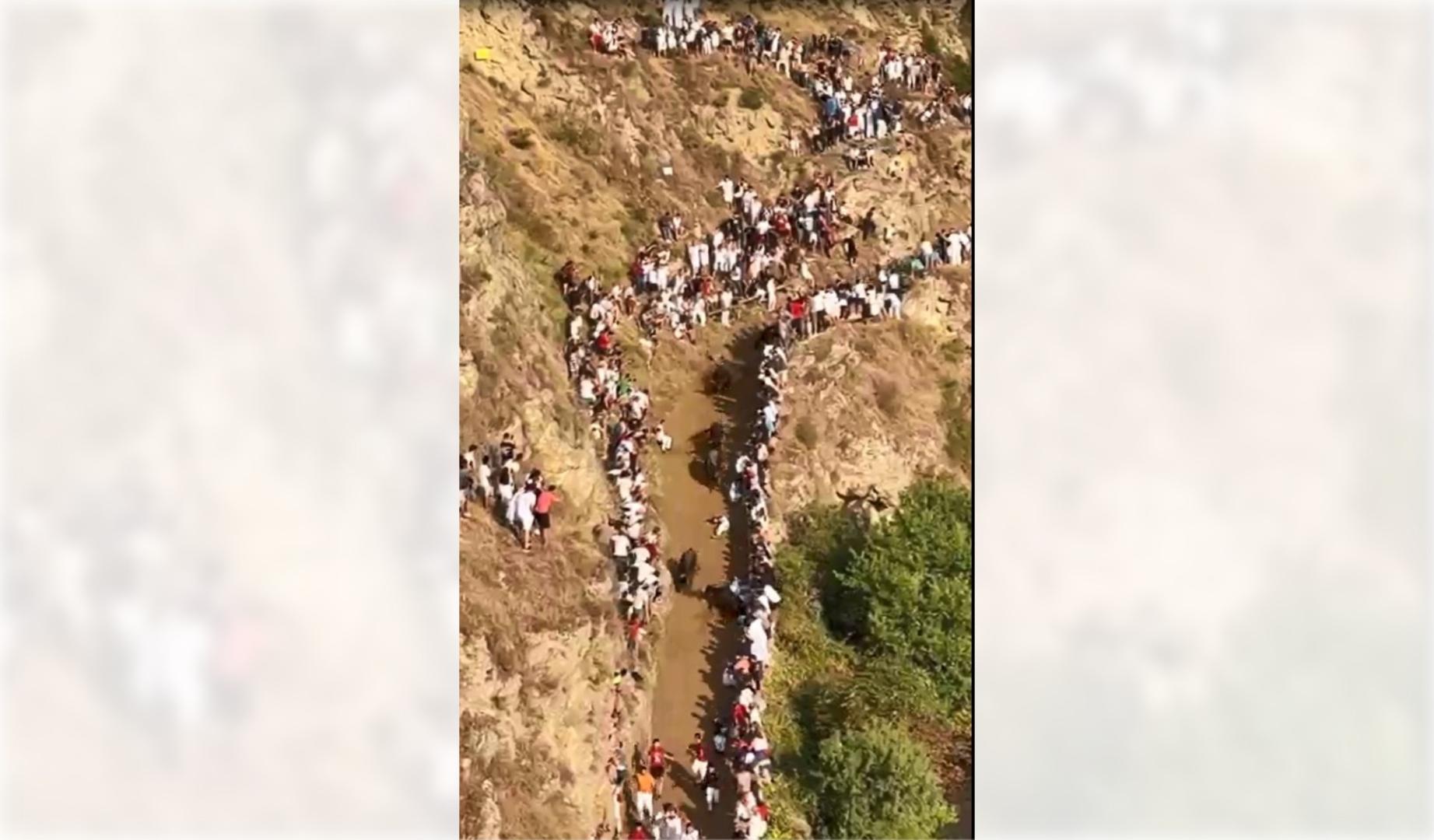 Una res golpea a un mozo en el primer encierro del Pilón de Falces