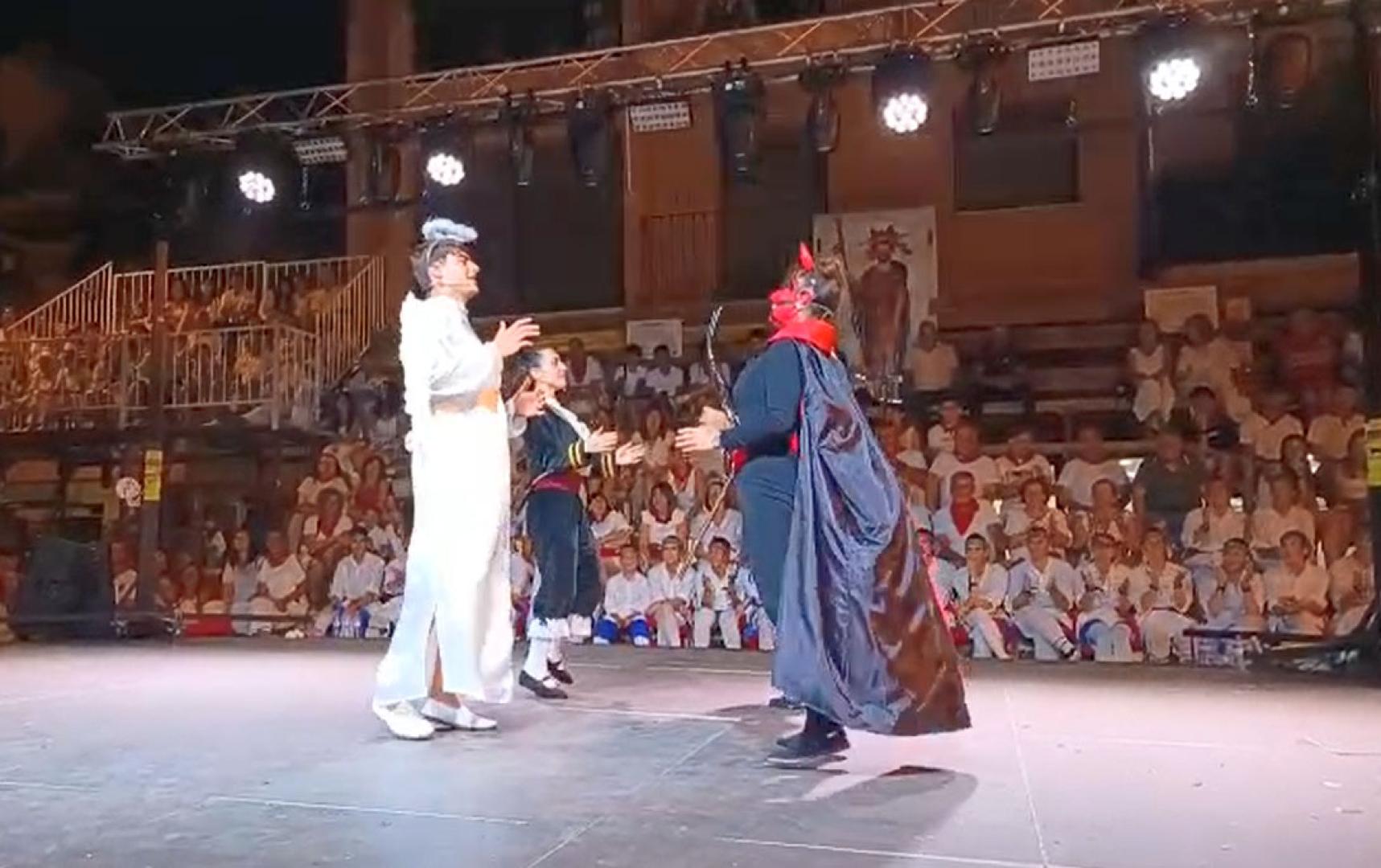 El Mayoral, el Rabadán, el Diablo y el Ángel "imitando" el baile de la comparsa en el Paloteado de Murchante