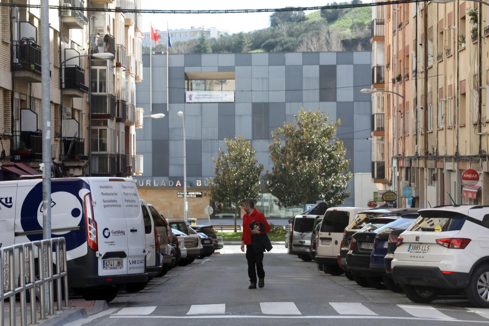 La sede de UPN está en la calle las Maestras, muy cerca del ayuntamiento, que se ve al fondo