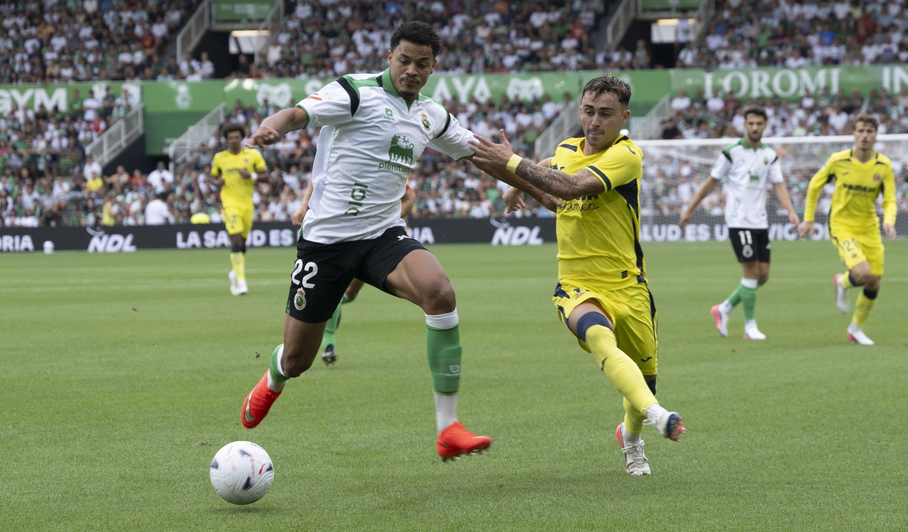 Pedro Felipe y Alberto Moleiro disputan un balón durante el encuentro que ha enfrentado a Racing de Santander y Villarreal