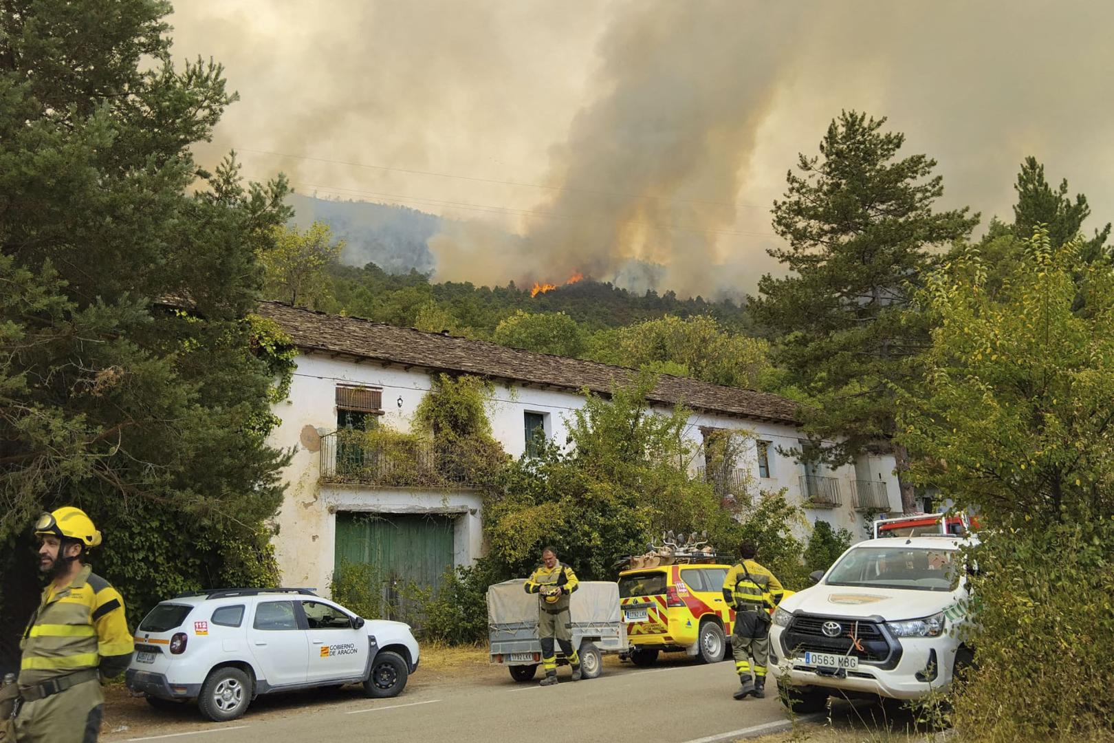 El incendio declarado el lunes en las Peñas de Riglos (Huesca) afecta ya a más de 16.000 hectárea