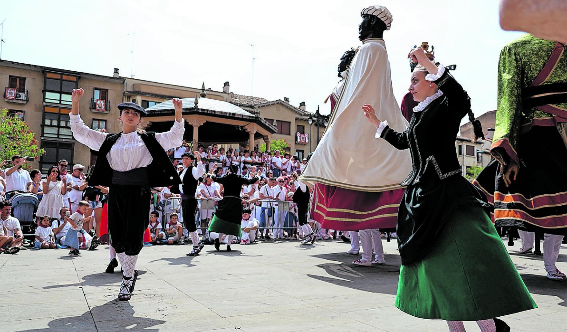 Danzaris y gigantes bailan juntos ‘La Pilindros’