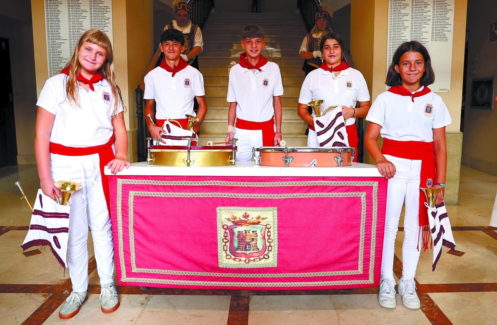 Desde la izda., Elaia Ojer Larrión, Maren Moreno Salinas, Asier Valencia Martínez, Jone Fernández Alzórriz y June López Arregui con los clarines y timbales antes de la salida de la corporación estas fiestas.