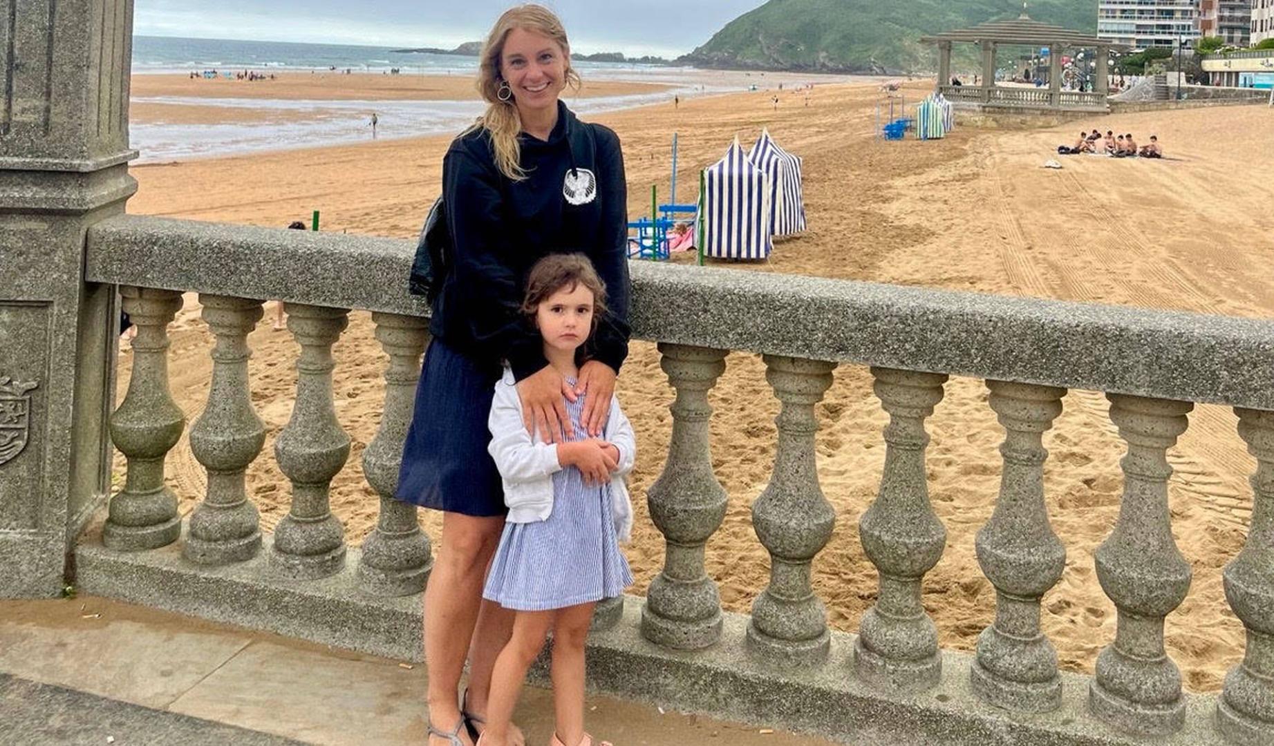 La diseñadora de moda Edurne Ibáñez, junto a la playa de Zarautz con su hija Avril, de 6 años