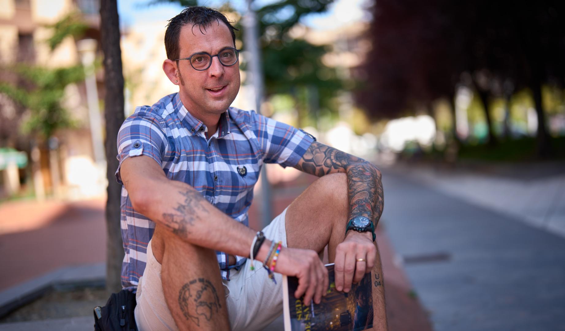 Javier Baines sujetando su libro ‘Sed de sangre’