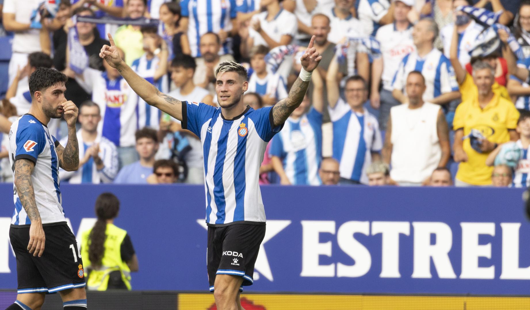 El delantero del RCD Espanyol Roberto Fernández celebra tras anotar el 2-0