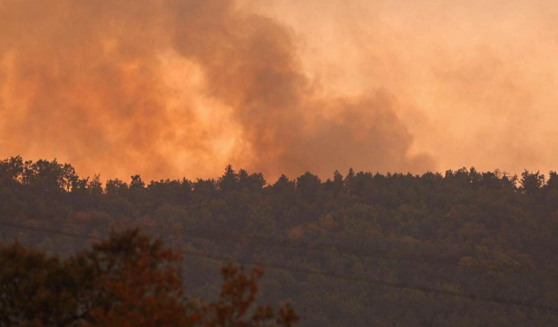 El flanco derecho del incendio declarado el lunes en las Peñas de Riglos (Huesca), que ya abarca más de 16.000 hectáreas, es la zona que más preocupa al operativo que trabaja para extinguir el fuego